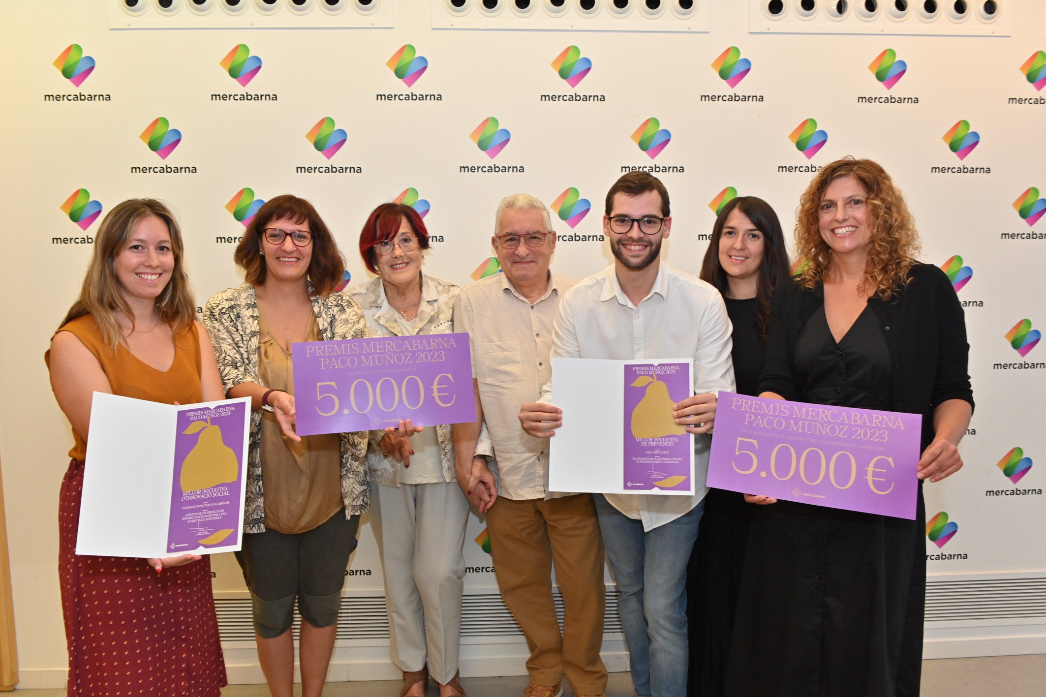 A. Durán, treballadora del Servei de Rehabilitació Comunitària (SRC); A. Leal, directora Federació d'Entitats de Calàbria 66; E. Buñuel i R. Martínez, ONG de Veí a Veí i Pablo Robas, A. Folguerola i A. Prat, Tècnic Sostenibilitat & I+D, directora de Comunicació i directora d’I+D+i & Sostenibilitat, respectivament, d’Ametller Origen Grup MERCABARNA