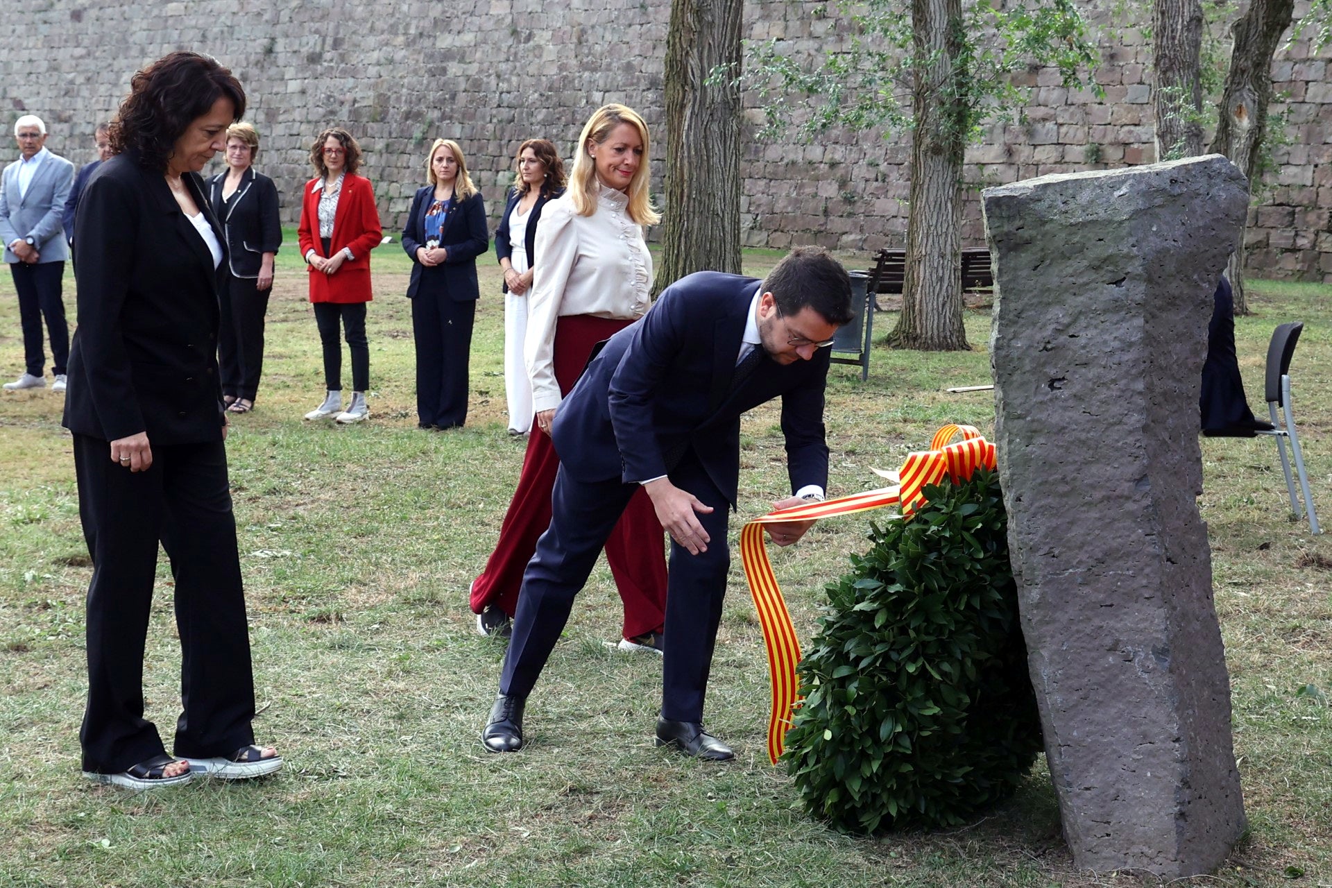 Pere Aragonès, Anna Erra i Maria Eugènia Gay en l'ofrena a Companys al fossar de Santa Eulàlia de Montjuïc / Generalitat de Catalunya