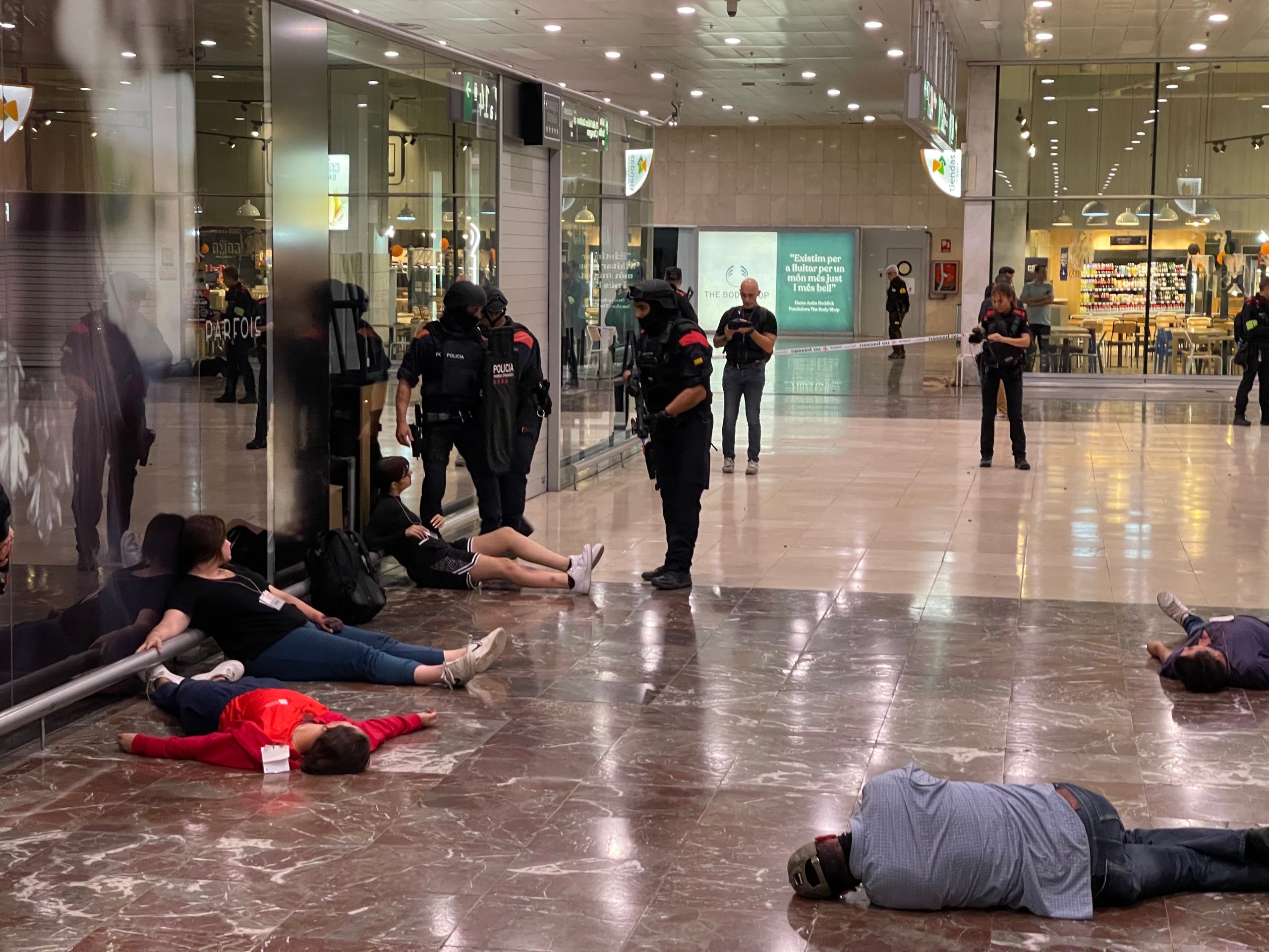 Els Mossos atenen ferits després d'abatre un terrorista en el simulacre d'aquesta matinada a l'estació de Sants/Quico Sallés