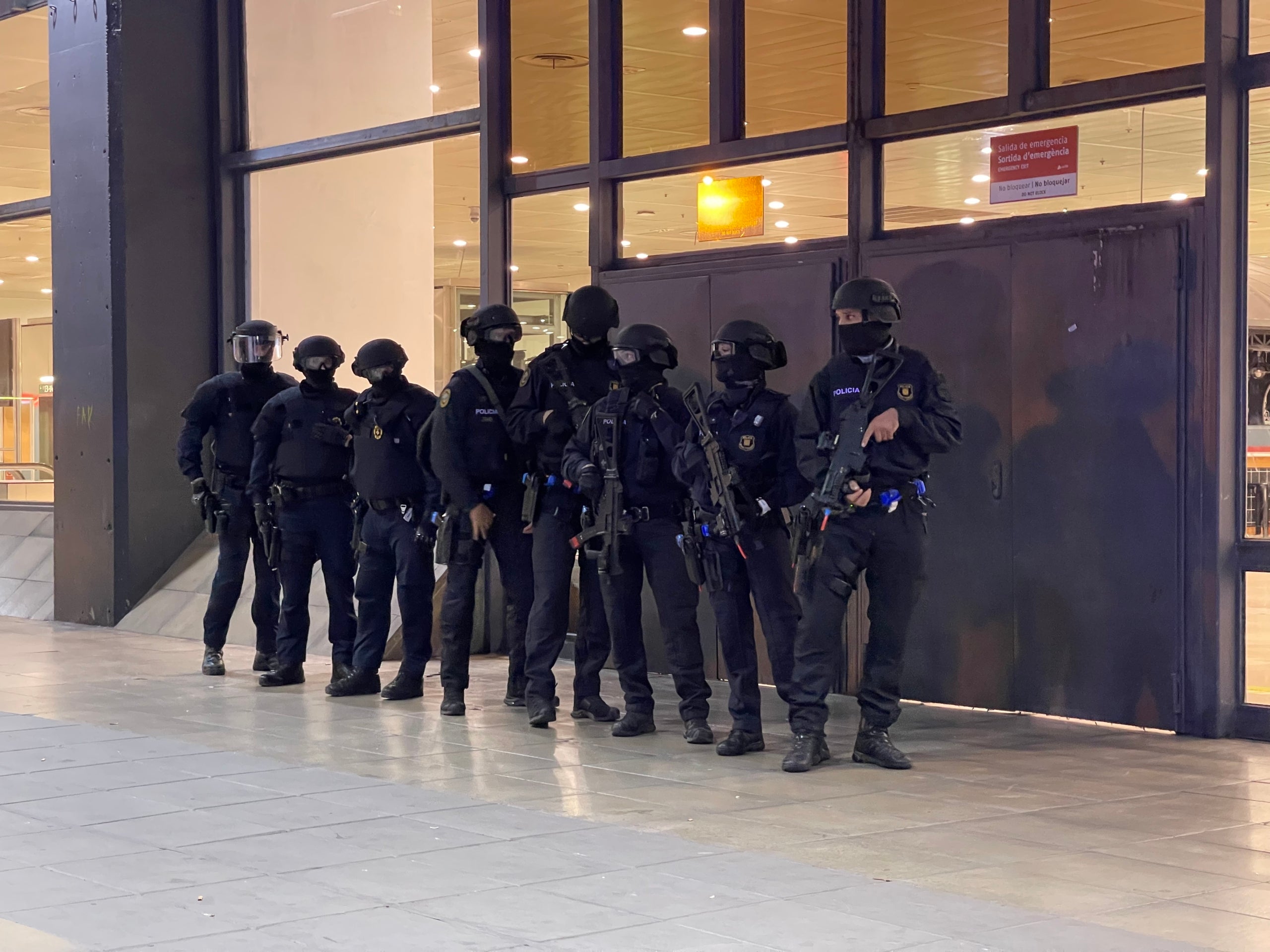 Una unitat d'intervenció dels Mossos d'Esquadra, a punt d'entrar a l'estació de Sants durant el simulacre/Quico Sallés