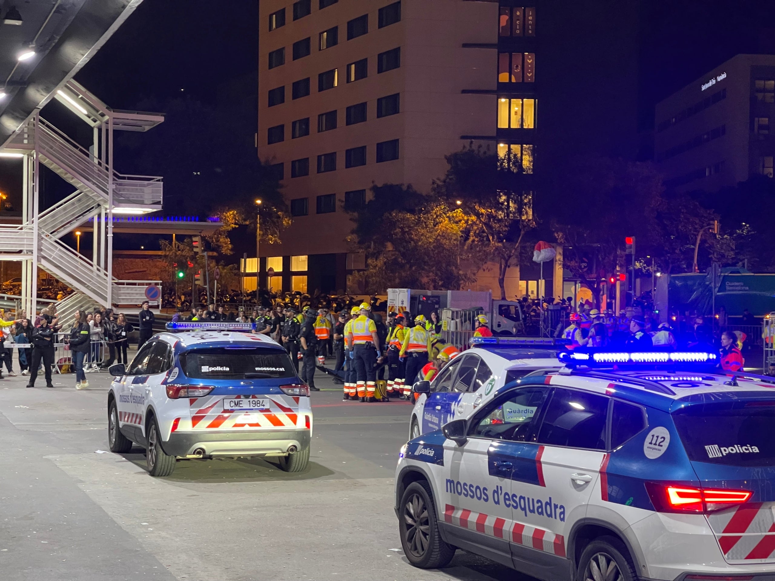 Una imatge de l'exterior de l'Estació de Sants amb els equips de policia i emergències mèdiques durant el simulacre/Quico Sallés