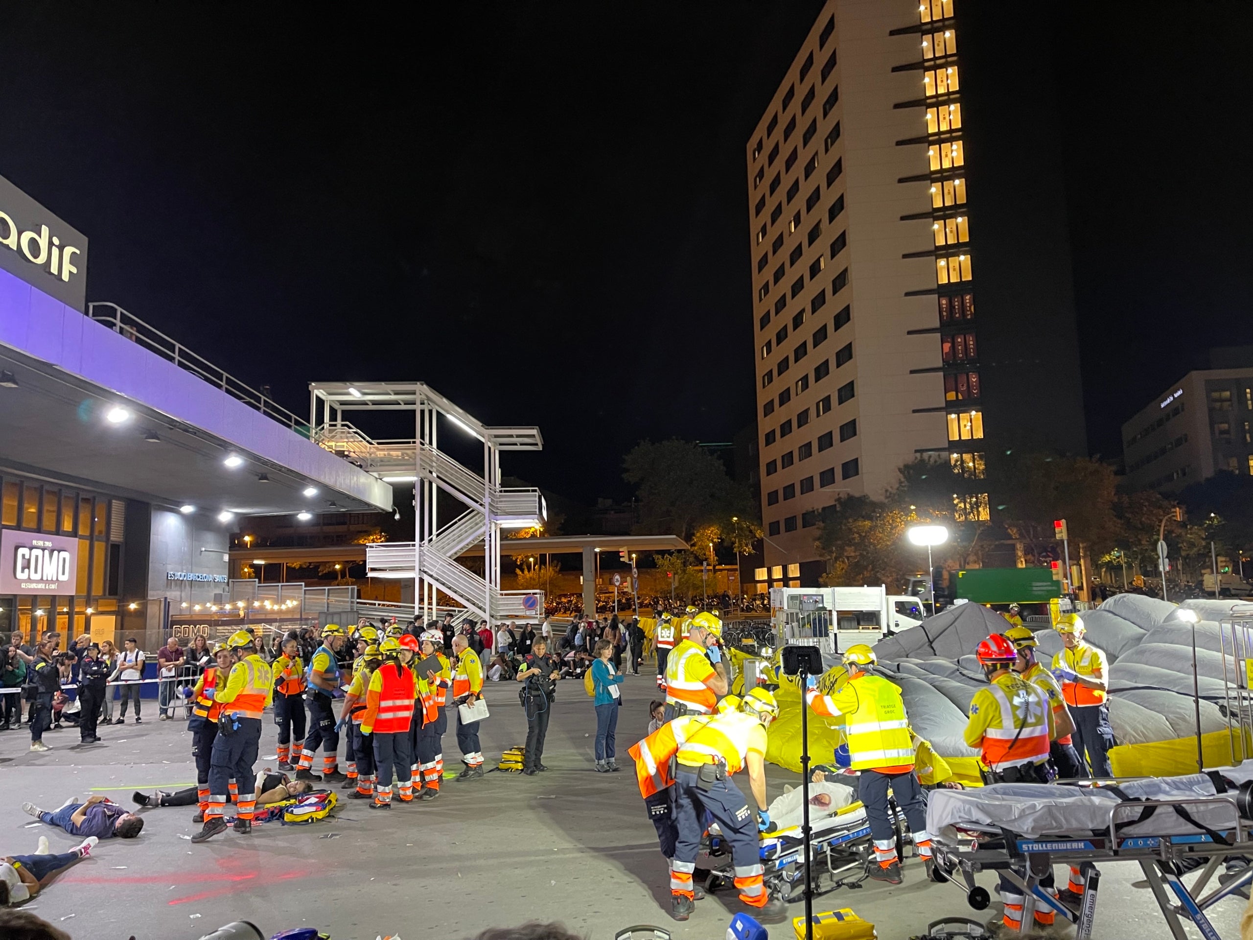 Els equips d'emergència mèdica i protecció civil en el simulacre de l'estació de Sants/Quico Sallés