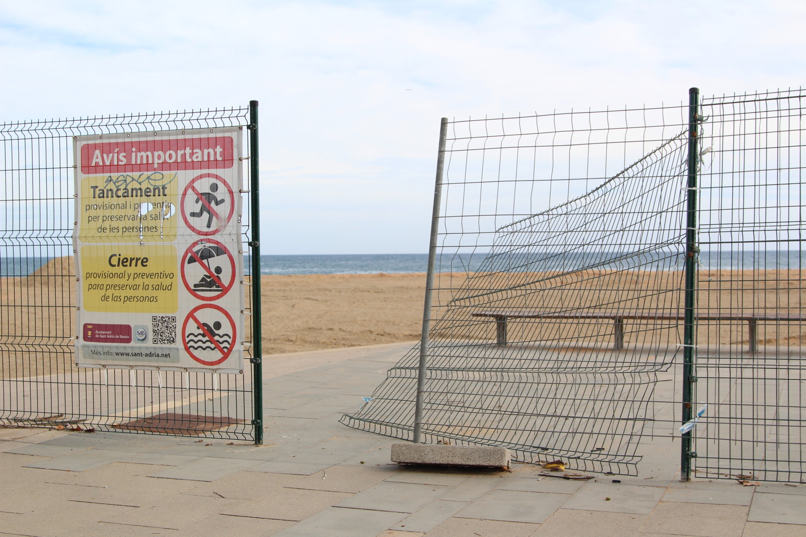 La platja del Litoral de Sant Adrià de Besòs continua tancada per contaminació | A.R.
