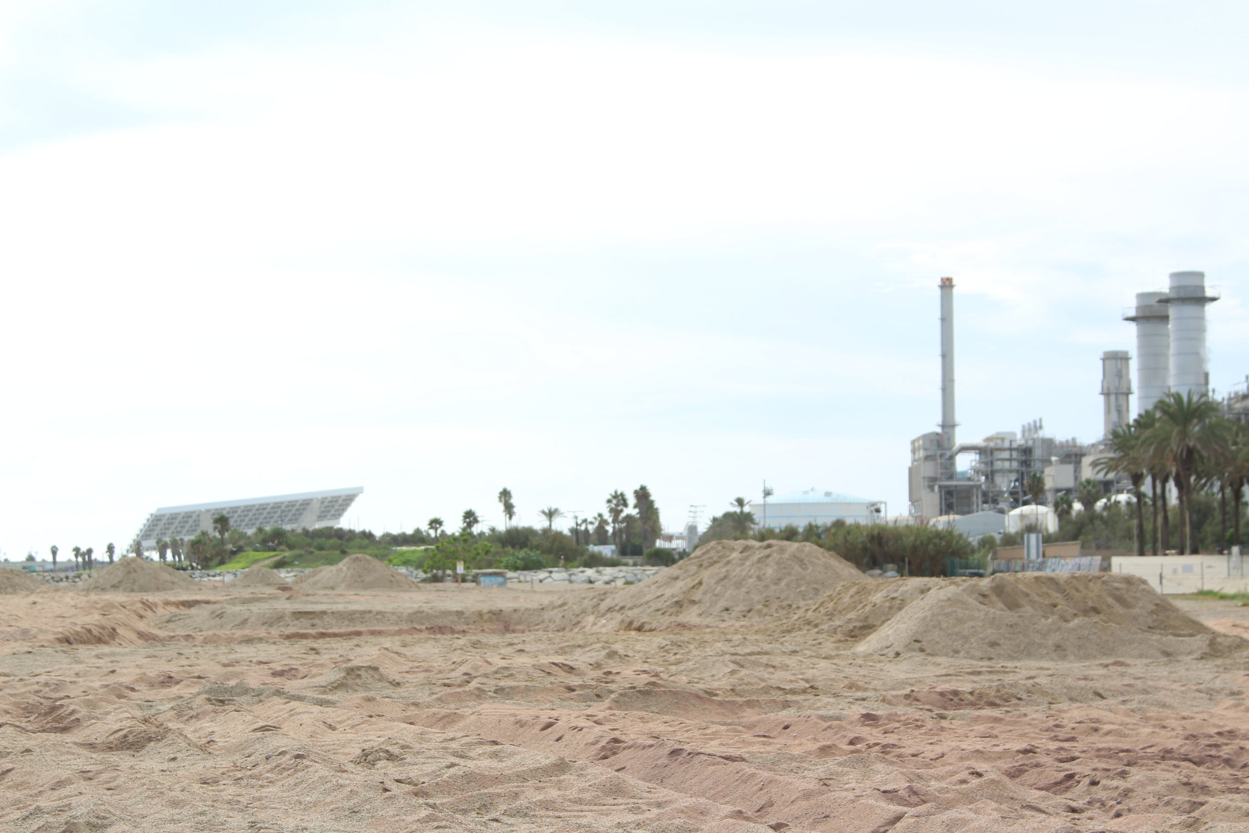 La platja del Litoral de Sant Adrià de Besòs continua tancada per contaminació | A.R.