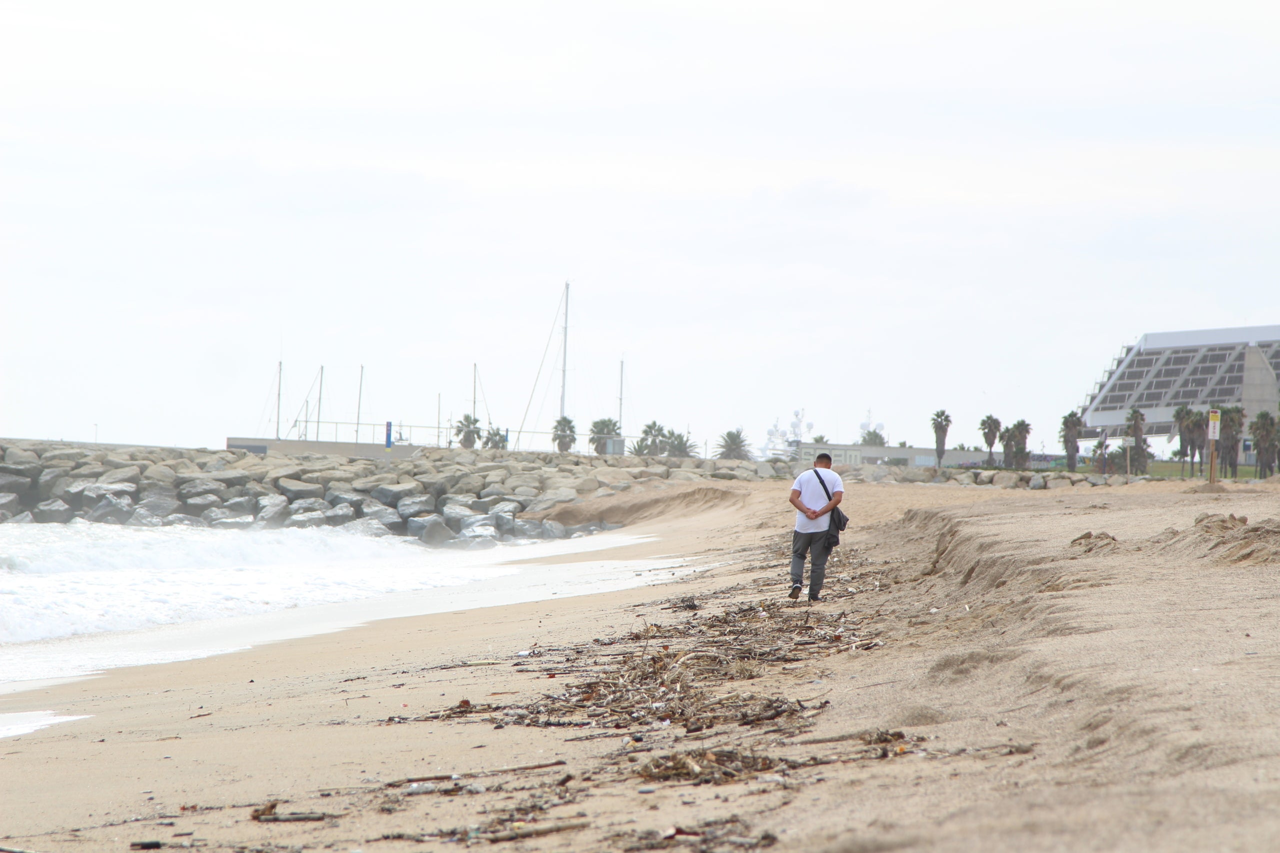 La platja del Litoral de Sant Adrià de Besòs continua tancada per contaminació | A.R.