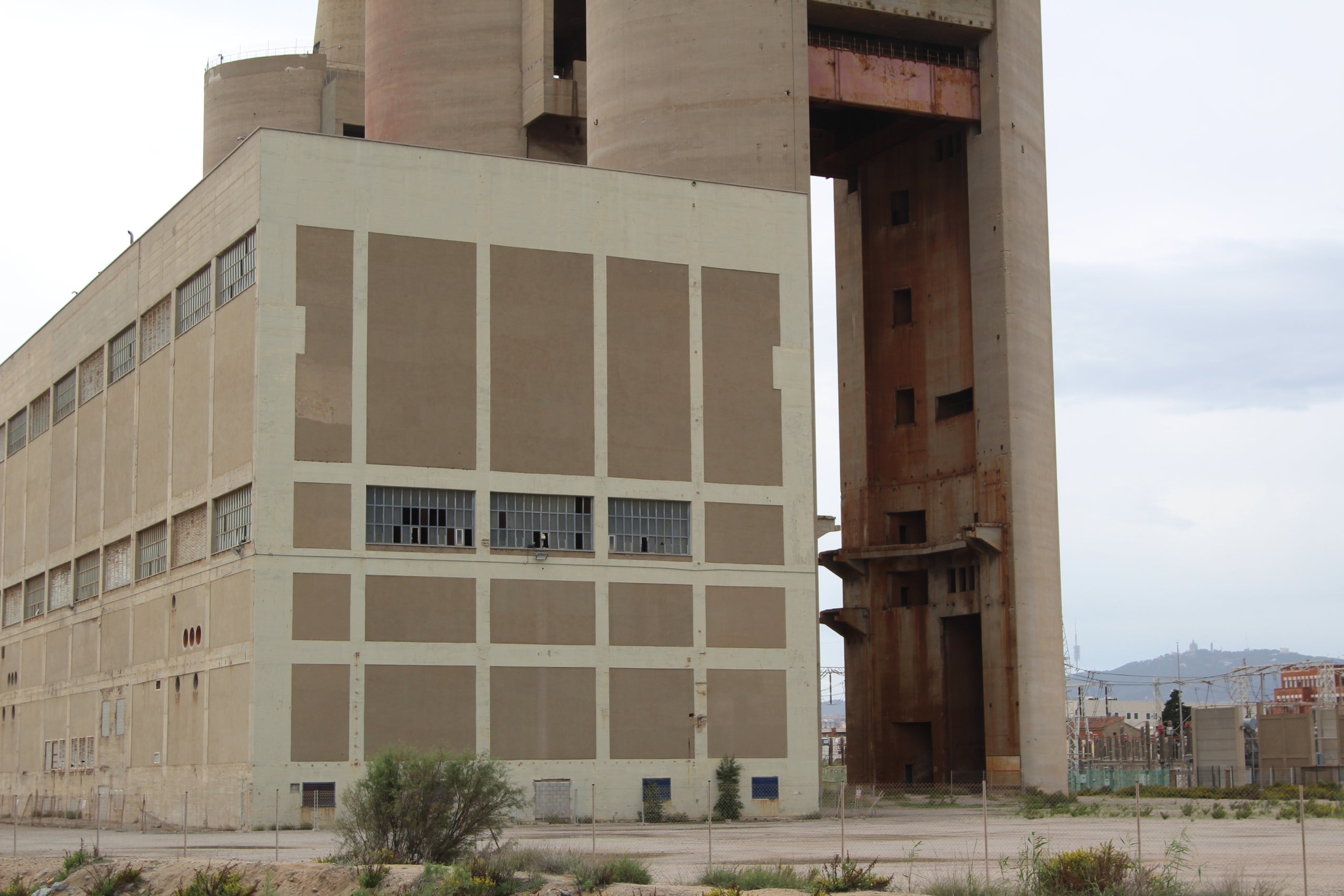 Las Tres Chimeneas de Sant Adrià de Besòs esperan el inicio de su transformación en un hub audiovisual / A.R.