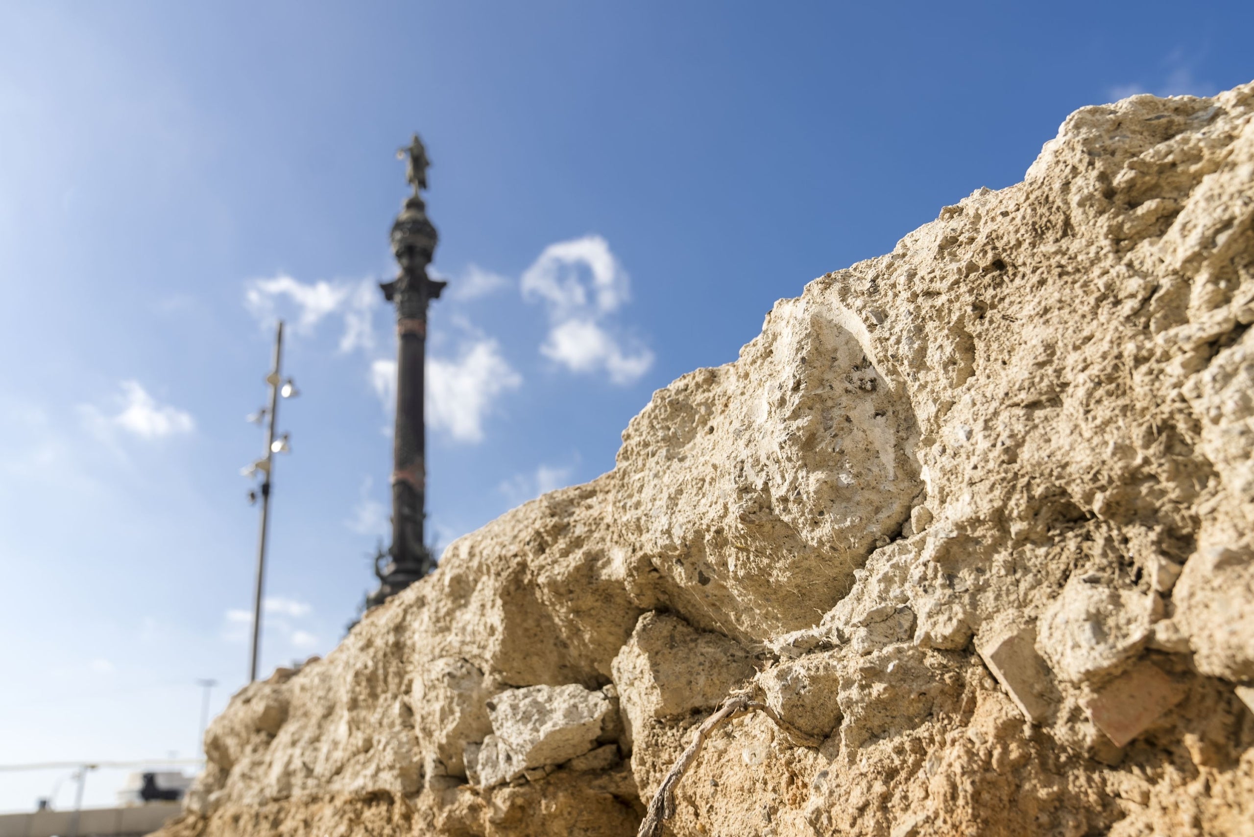 Les runes del convent de Sant Francesc i del semibaluard de Drassanes que s'han trobat a la Rambla / Ajuntament de Barcelona