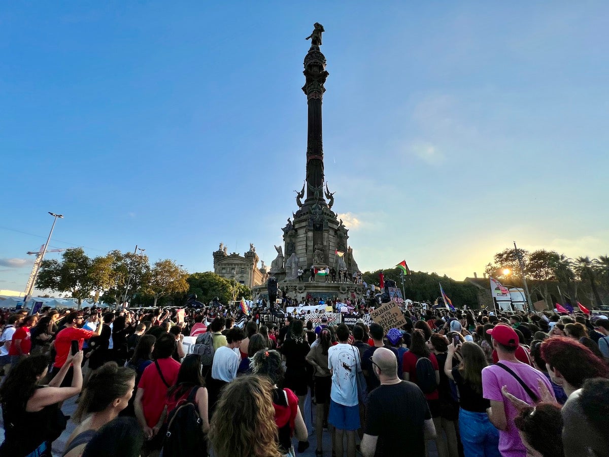 Un moment de la manifestació als peus de l'estàtua a Cristòfol Colom / ACN