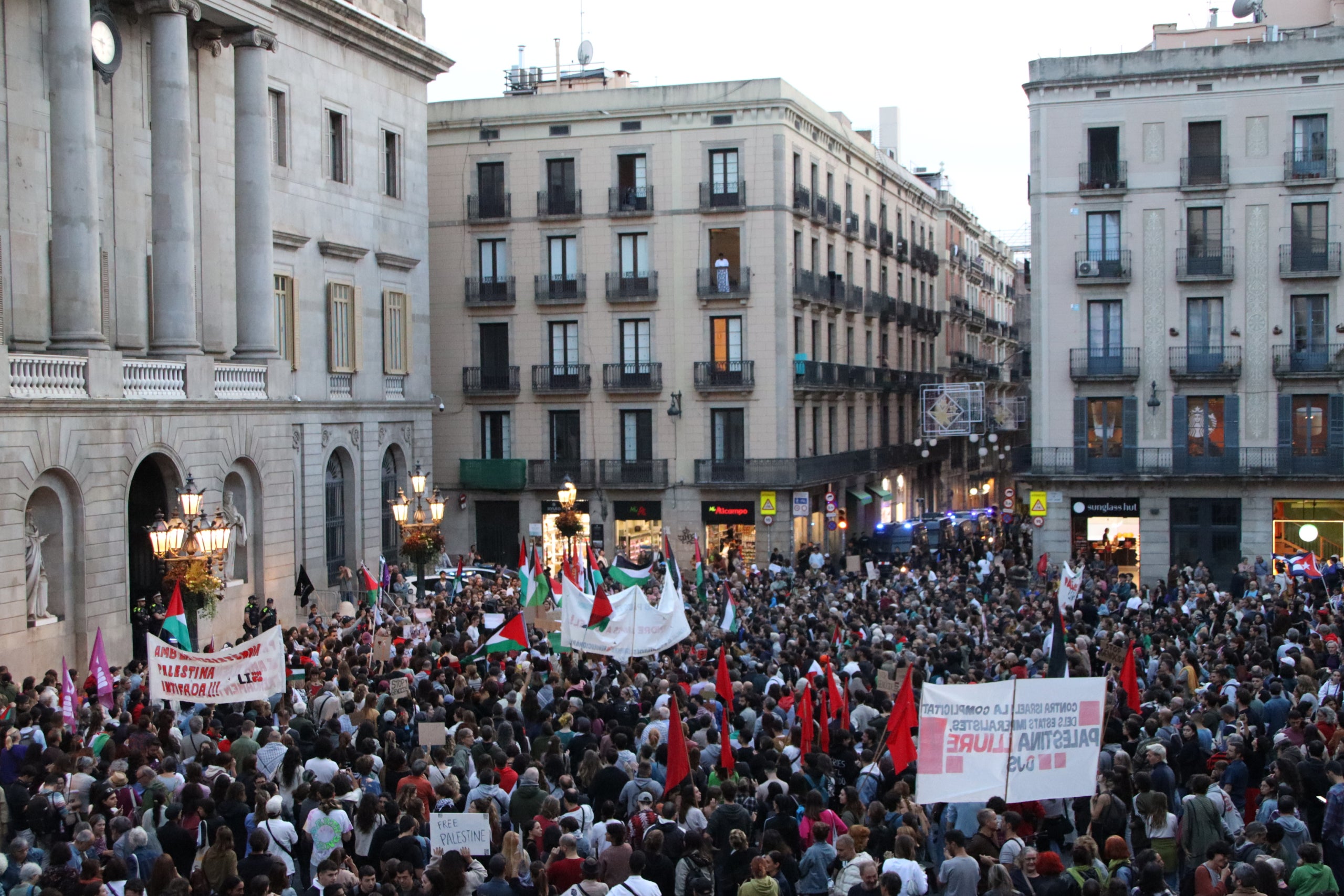 Un moment de la manifestació d'aquest diumenge a la plaça de Sant Jaume / ACN