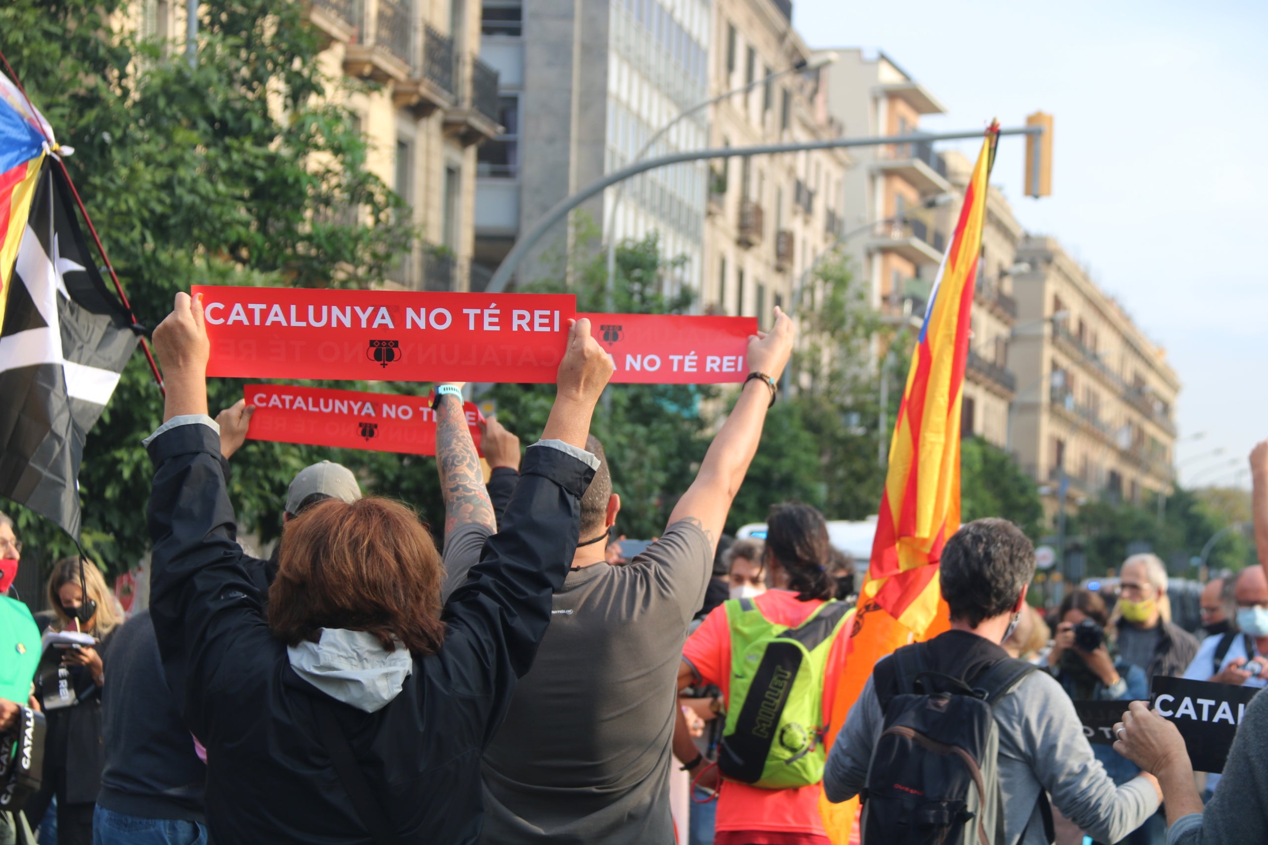 Pancartes en contra de Felip VI en una manifestació monàrquica del 9 d'octubre de 2020 a Barcelona | ACN