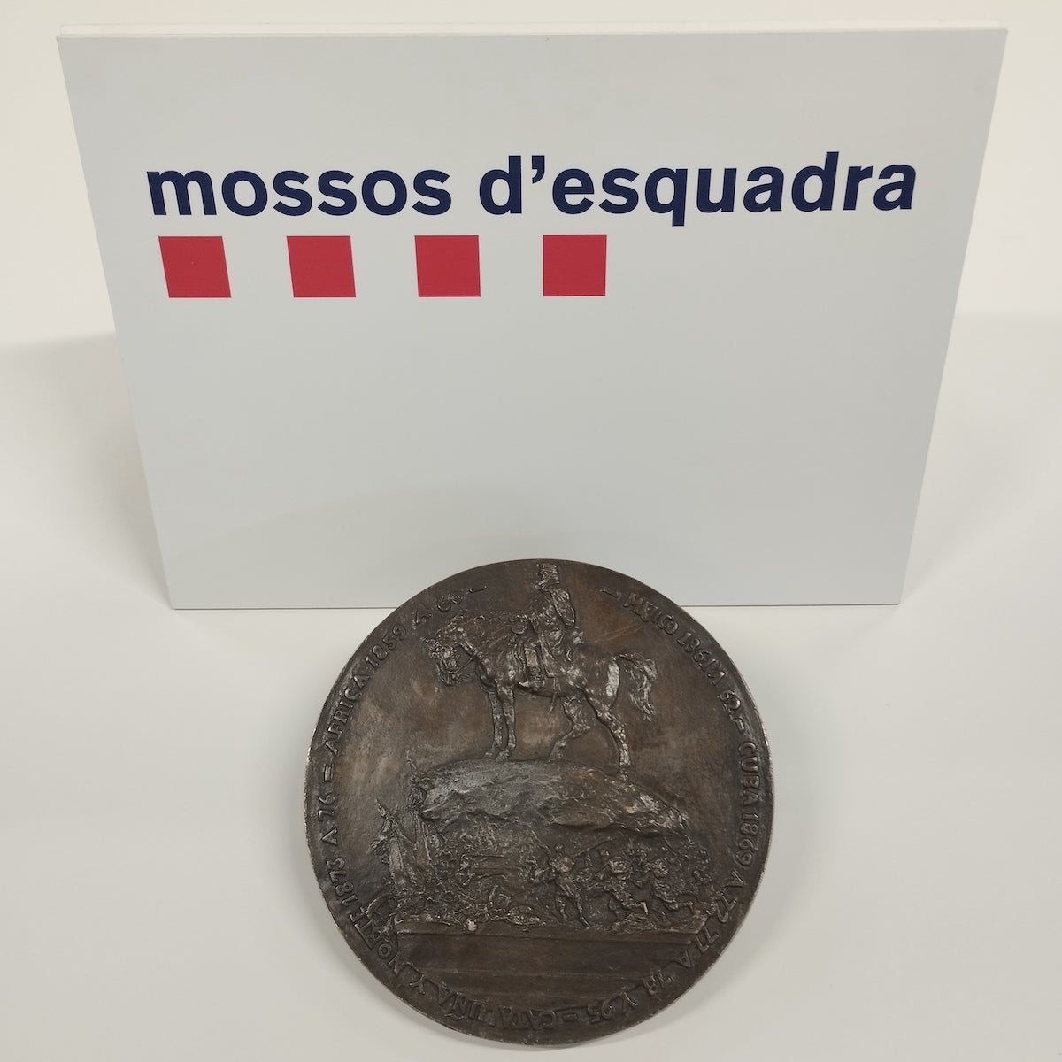 La imatge de la medalla compartida pels Mossos d'Esquadra a les xarxes socials / X