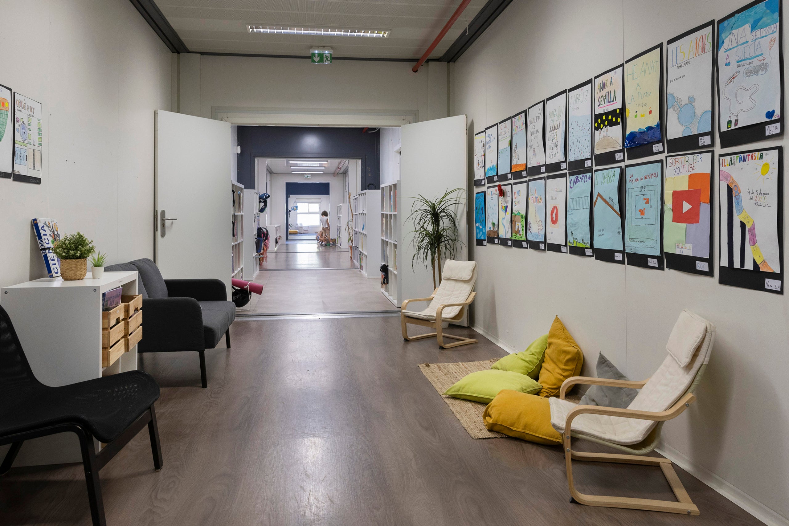 Escuela modular Flor de Mayo, en el Poblenou. barracones, modelo educativo,, pedagogía
