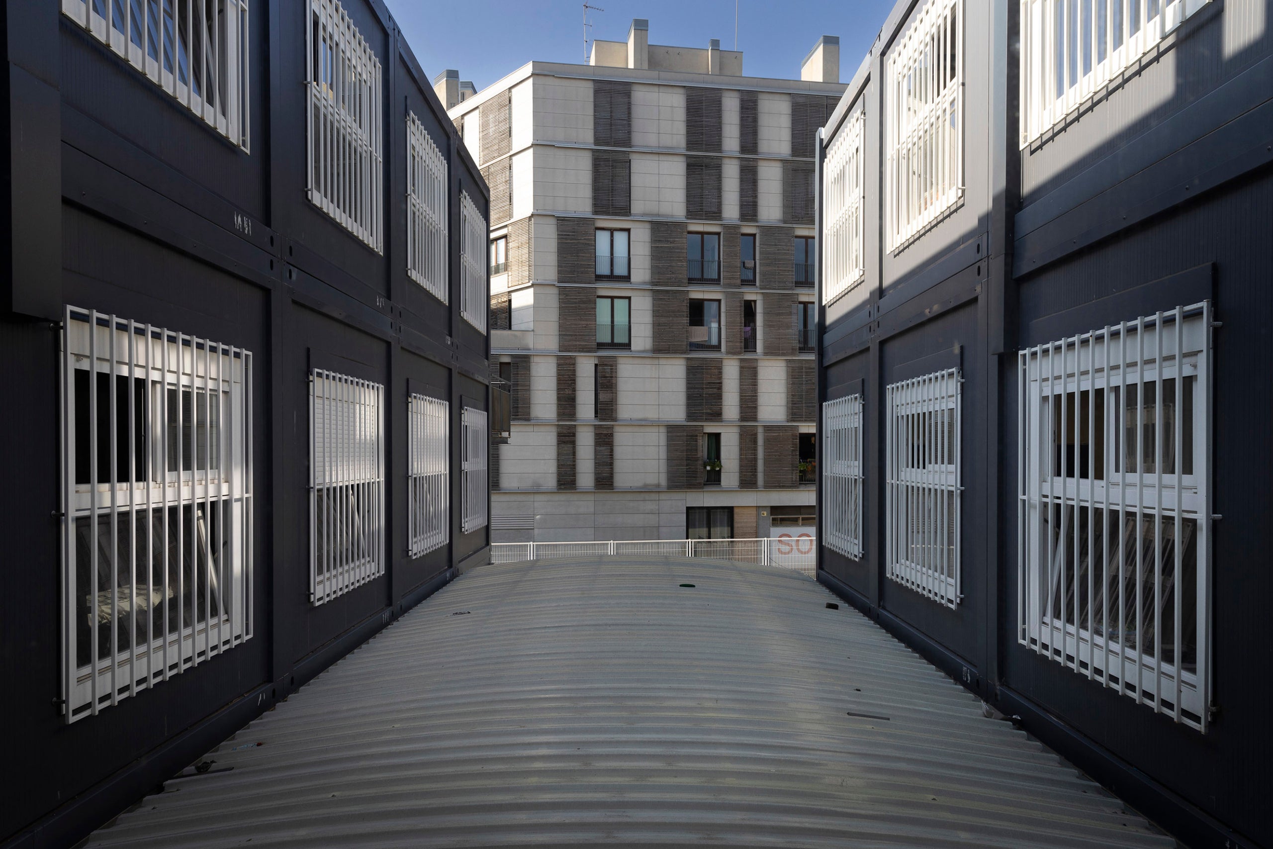 Escuela modular Flor de Mayo, en el Poblenou. barracones, modelo educativo,