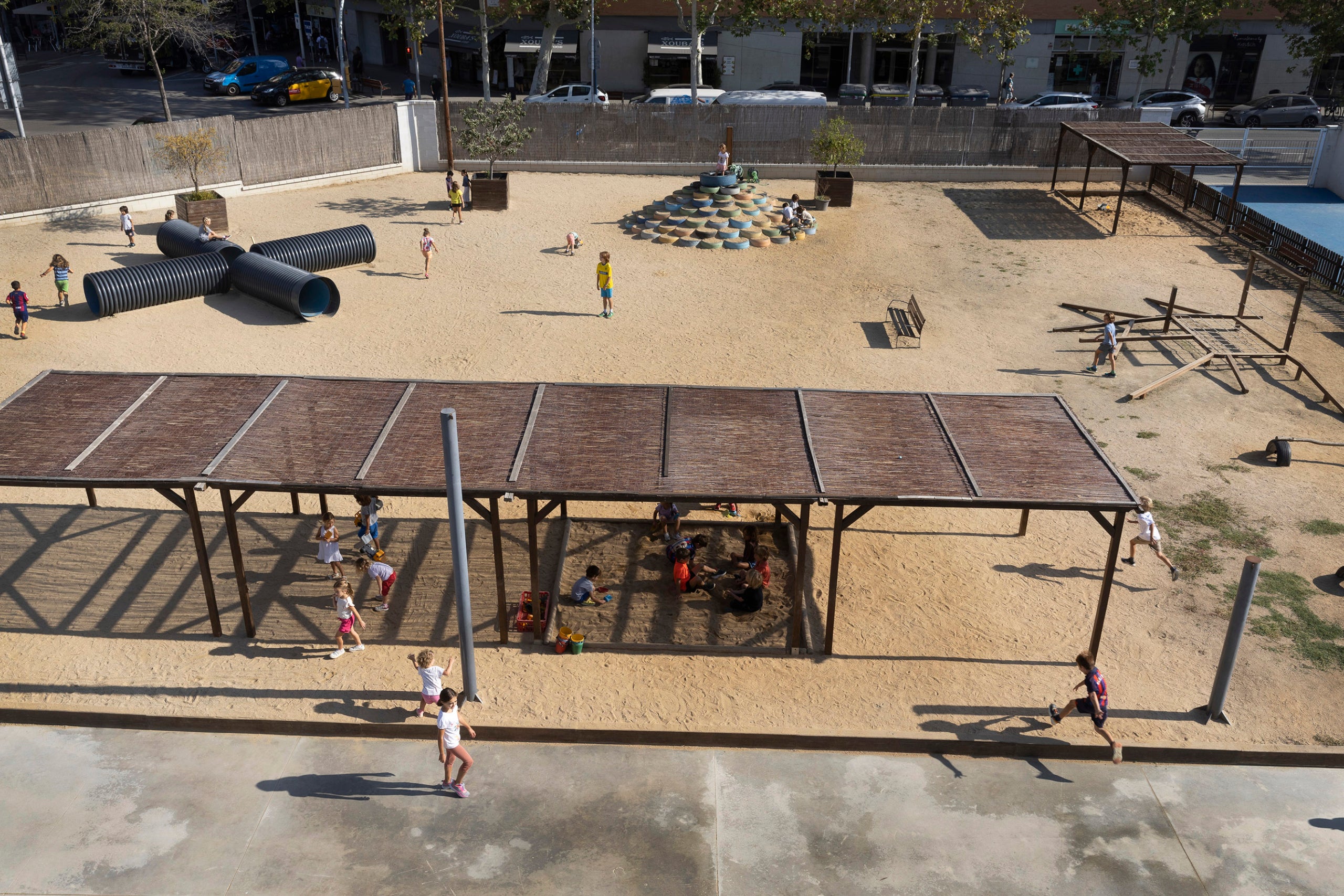 Escuela modular Flor de Mayo, en el Poblenou. barracones, modelo educativo,, pedagogía, patio de escuela, jugar