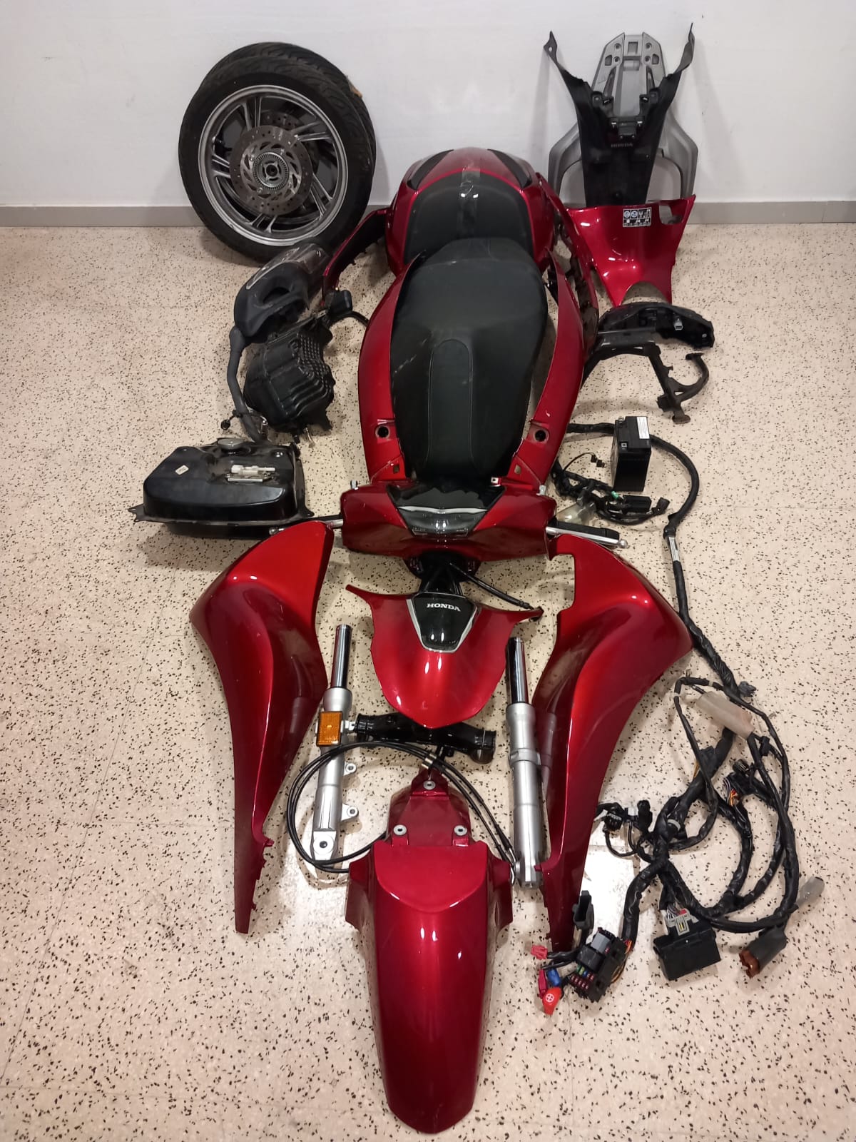Algunes de les peces de motos robades trobades pels Mossos | Mossos d'Esquadra