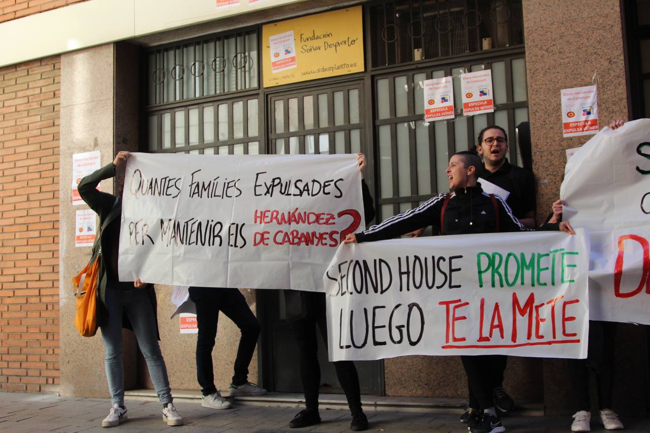 La protesta dels veïns de les dues finques que ha tingut lloc aquest dimecres al matí / A.R.