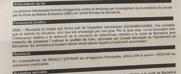 Part de la resolució de l'Ajuntament a qui retiren la multa del vehicle transportat per la grua acusat de circular en zona de baixes emissions/Quico Sallés