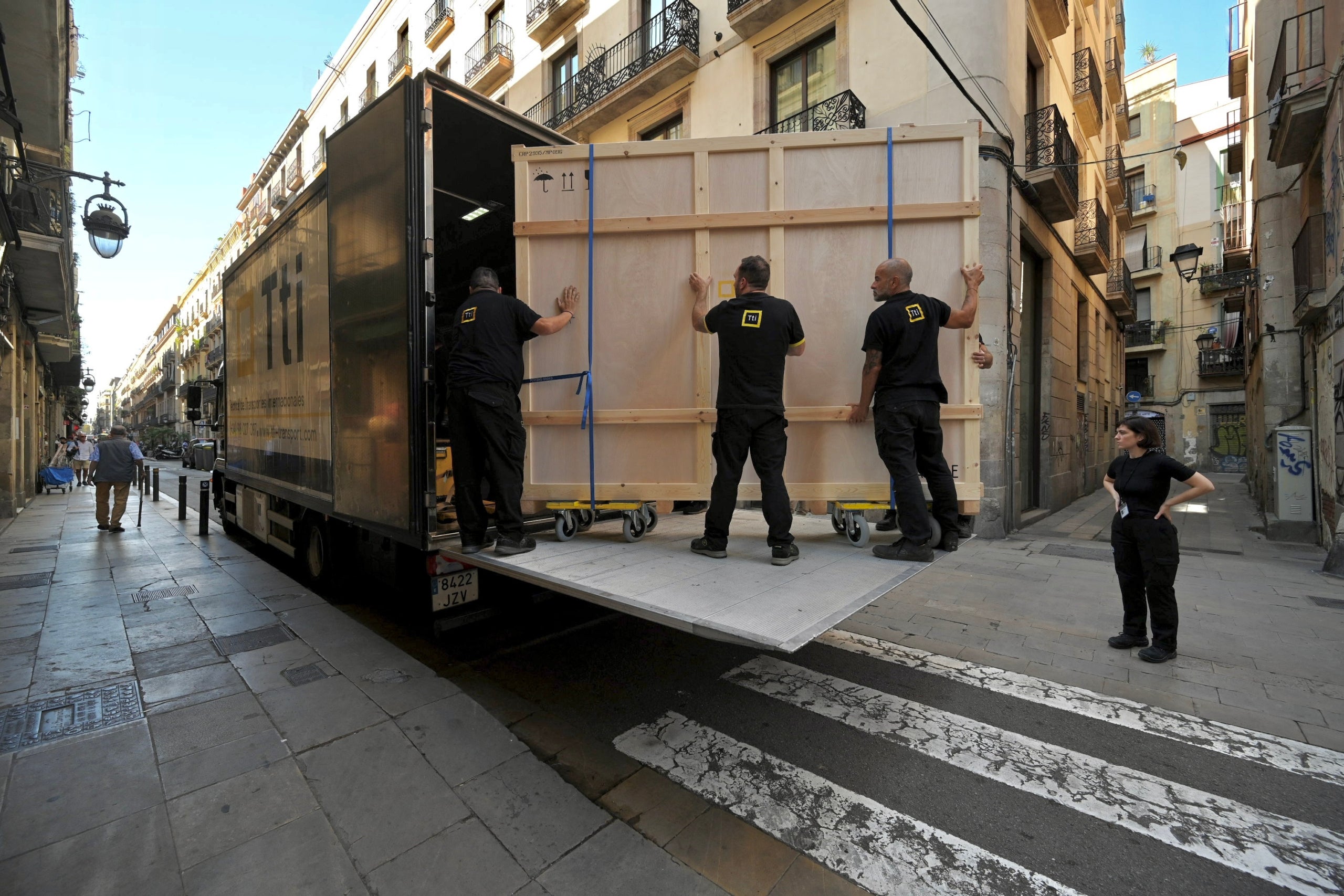 Un moment del trasllat del quadre principal de Les Menines | La Costa Comunicació