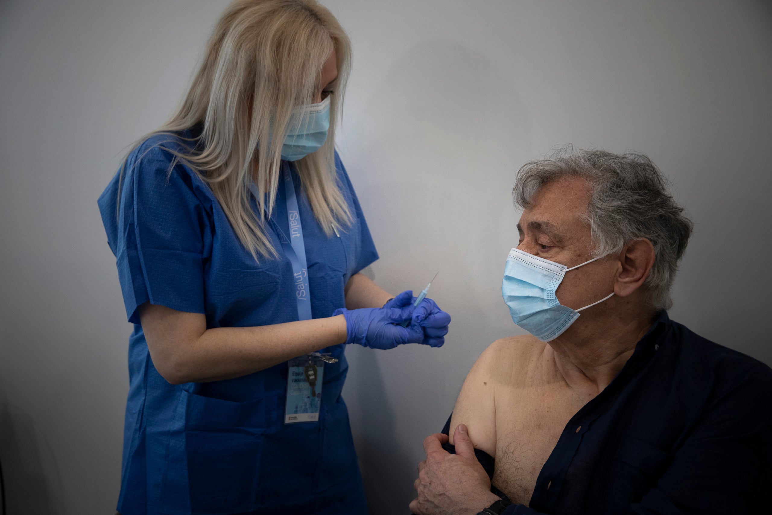 Una infermera posa una vacuna de la Covid-19