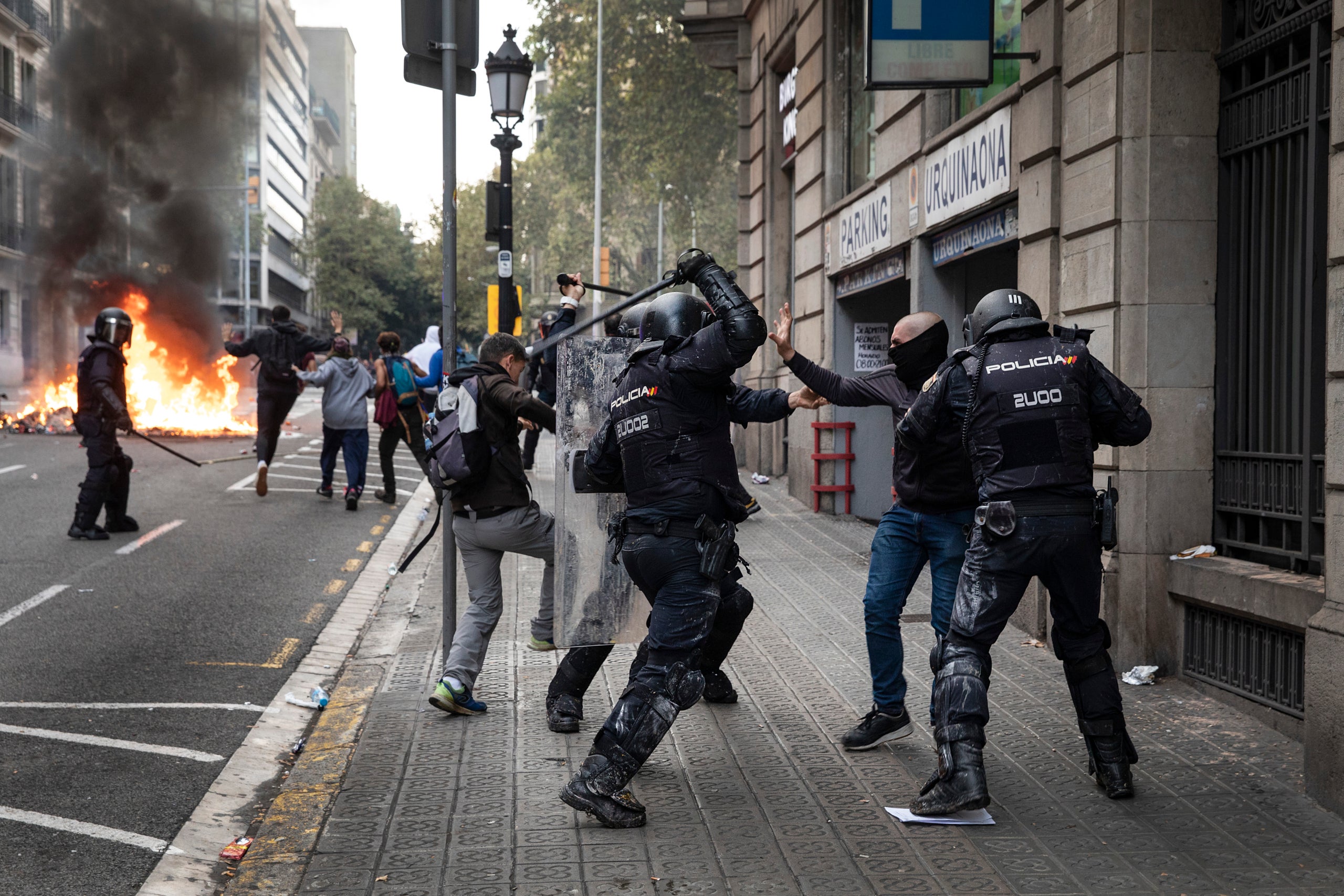 Manifestació durant la vaga general del 18 octubre 2019 al passeig de Gràcia i disturbis posteriors.