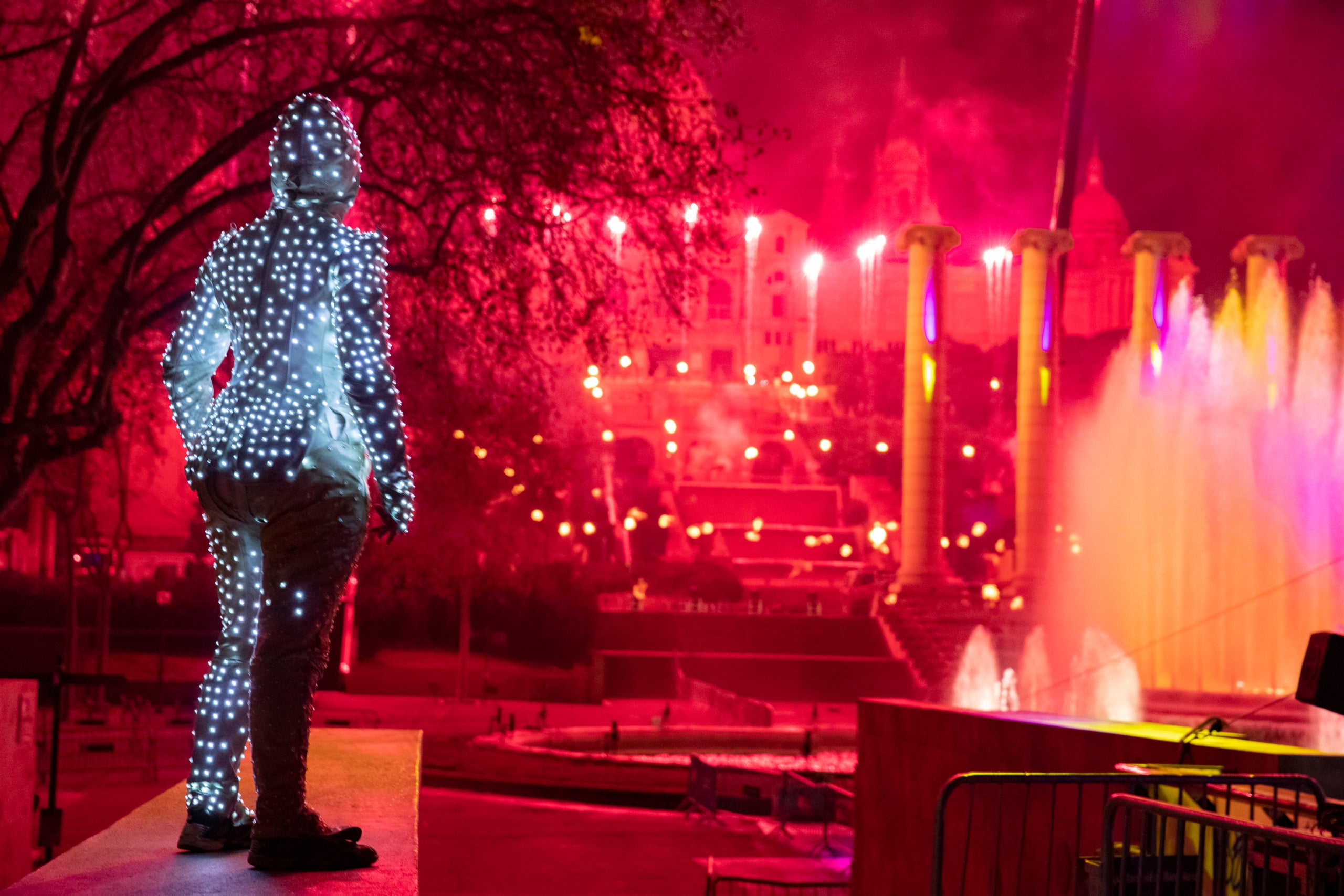 Celebració de la Nit de Cap d'Any a l' avinguda Maria Cristina.