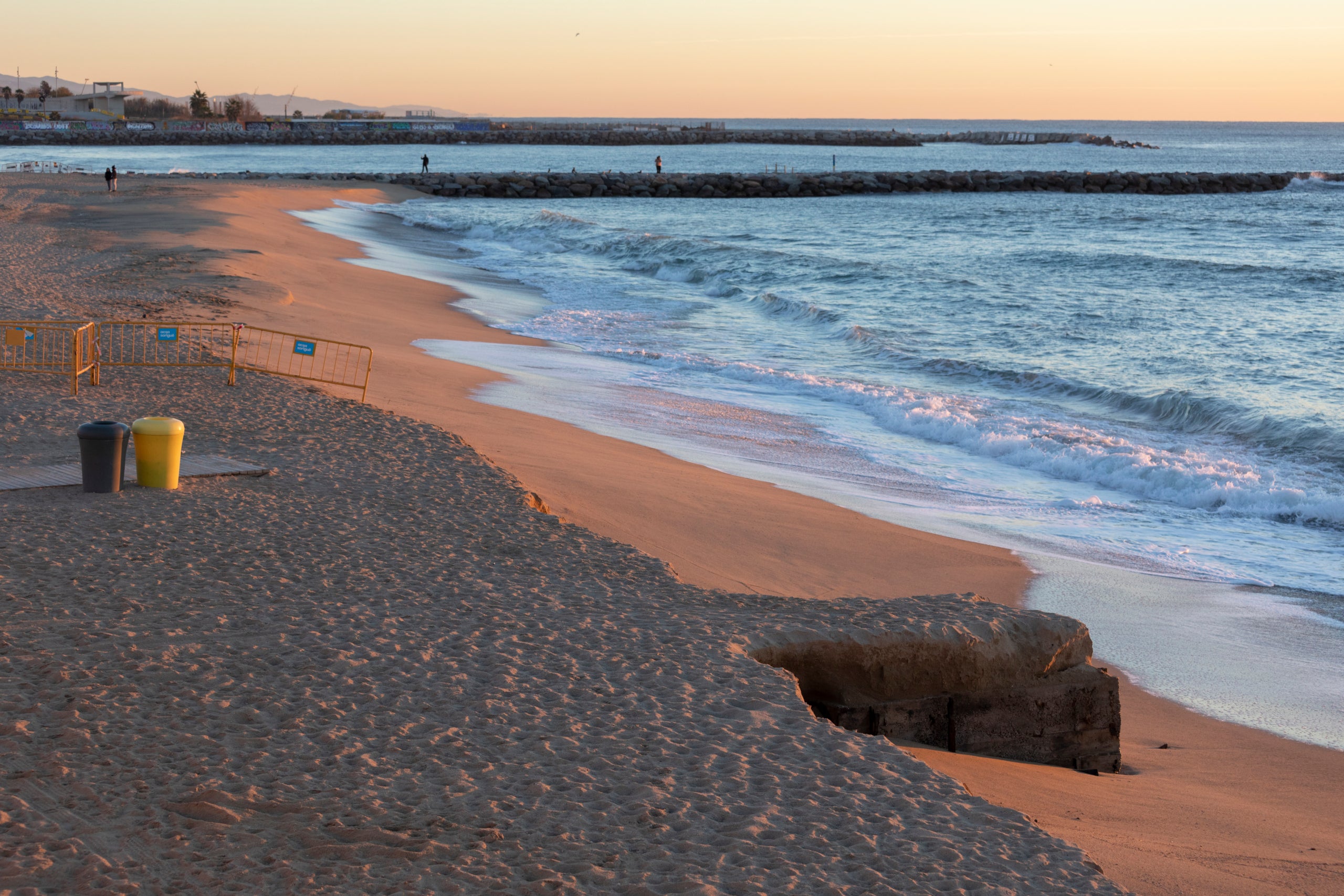 Efectes dels temporals d'octubre a la platja de la Nova Mar Bella de Barcelona / Josep Cano (AMB)
