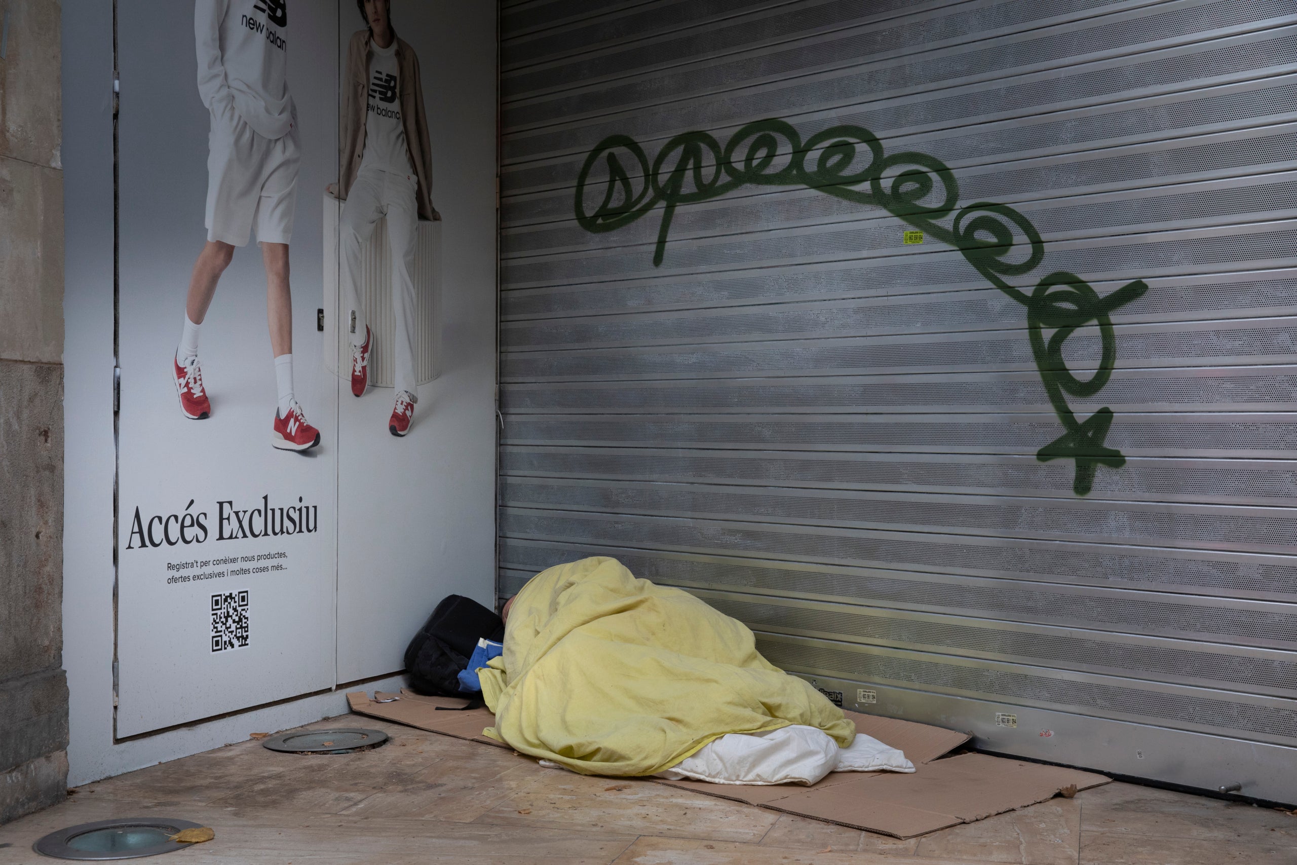 Una persona sense llar dorm al carrer