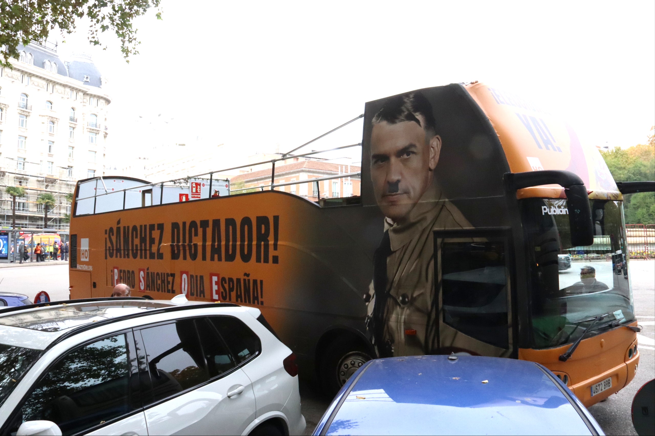 El polèmic autobús de l'associació Hazte Oír que presenta Sánchez com a Hitler / Marta vidal (ACN)
