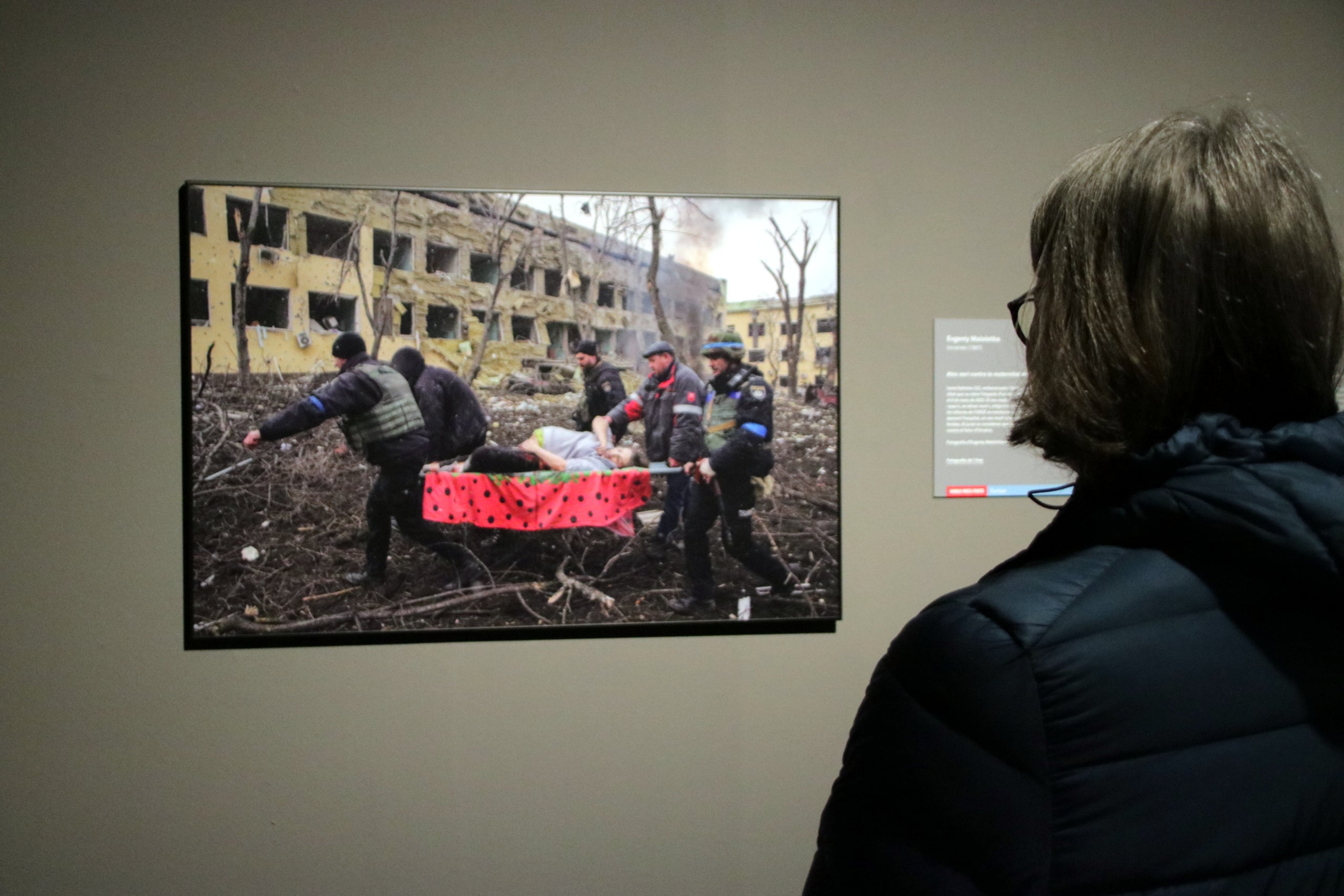 La foto del año del World Press Photo de Evgeniy Maloletka y que se titula 'Mariupol Maternity Hospital Airstrike' ('Ataque aéreo en el hospital de maternidad de Mariupol') | Pere Francesch (ACN)