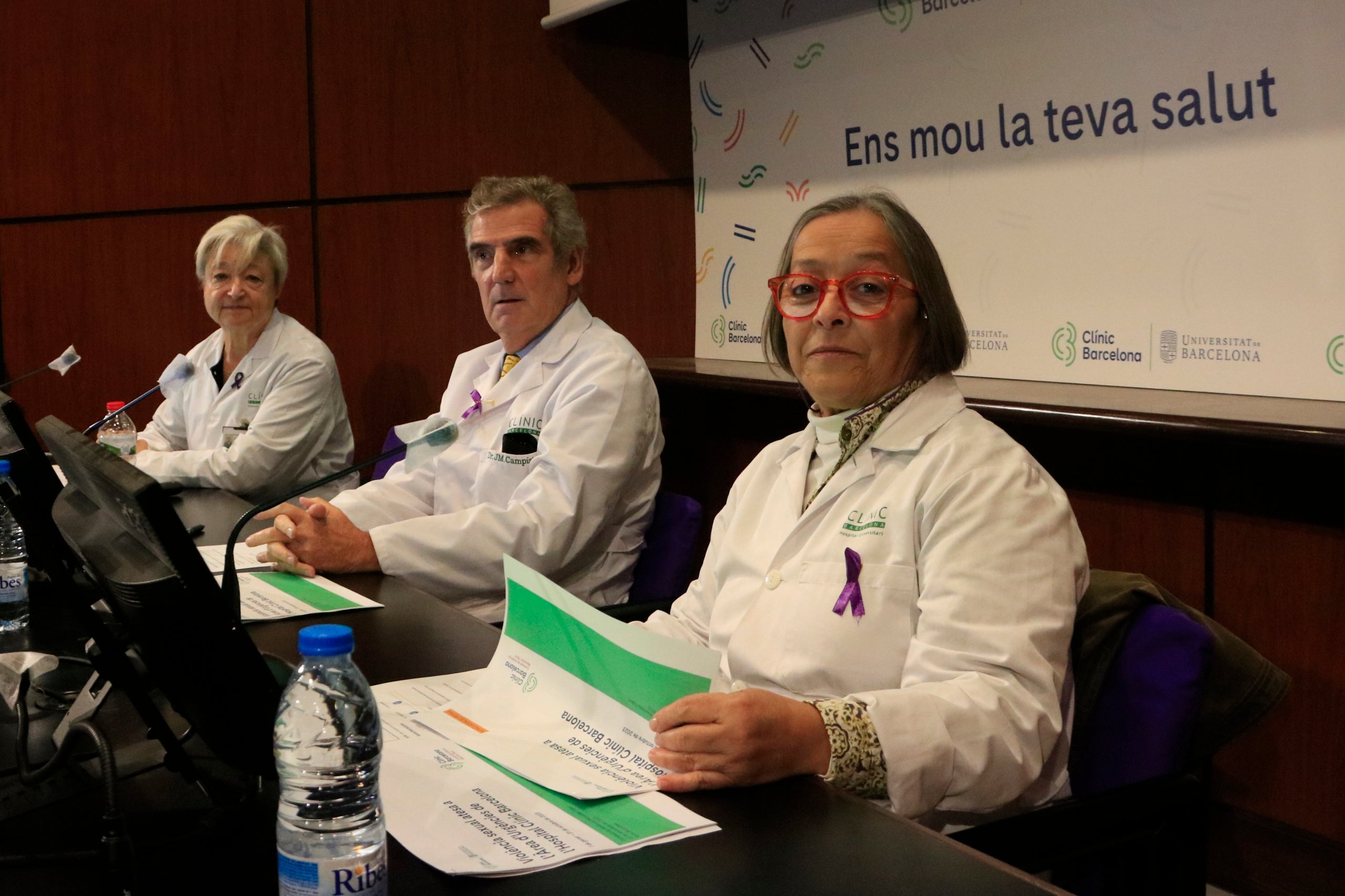 Lluïsa Garcia, presidenta de la comissió de Violència Masclista i Salut; Josep Maria Campistol, director general de l'Hospital Clínic, i Teresa Echeverría, membre fundadora de la Comissió de Violència Masclista i Salut | Laura Fíguls (ACN)