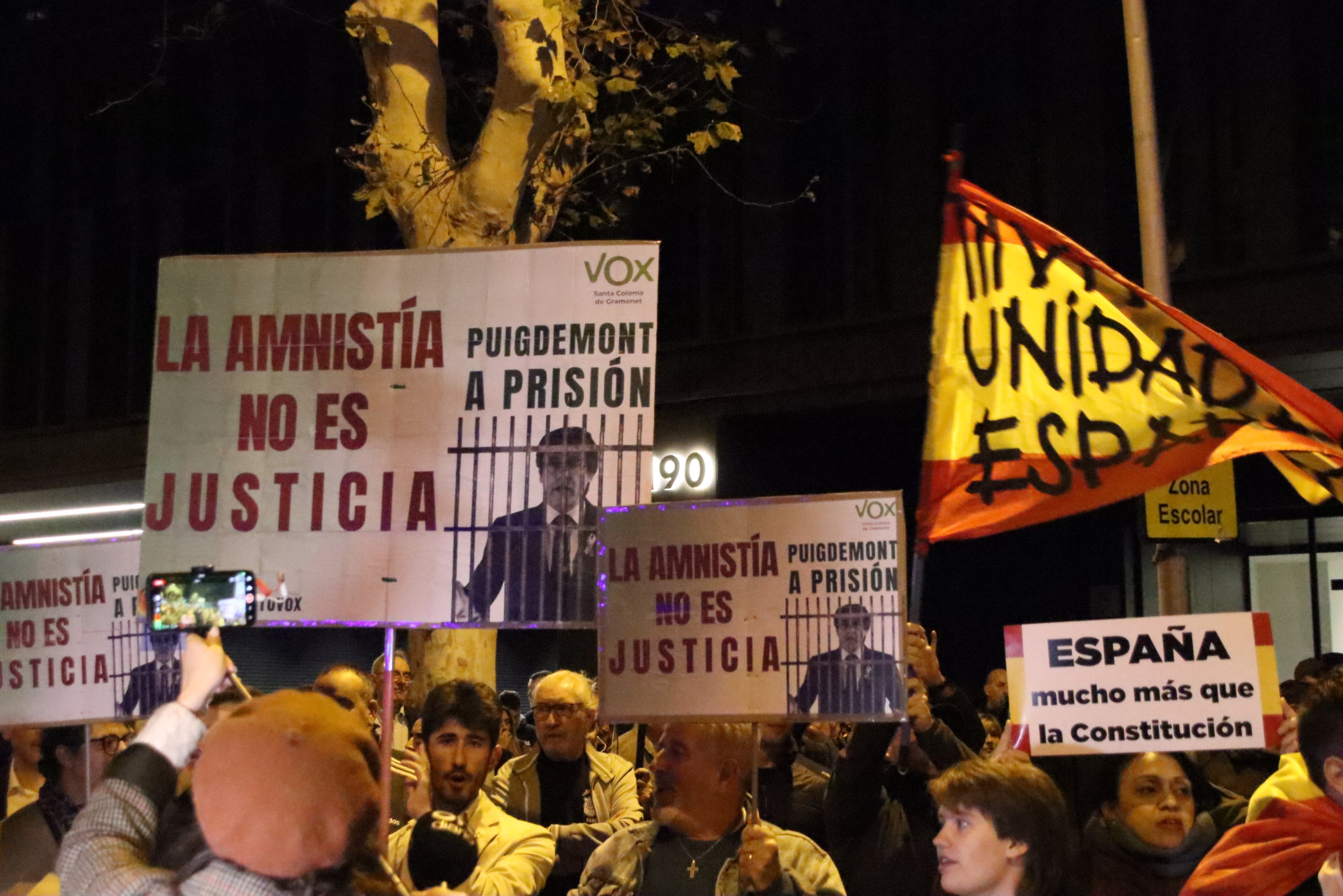 Un dels instants de la concentració contra l'amnistia d'aquest dilluns davant la seu del PSC / Mariona Puig (ACN)
