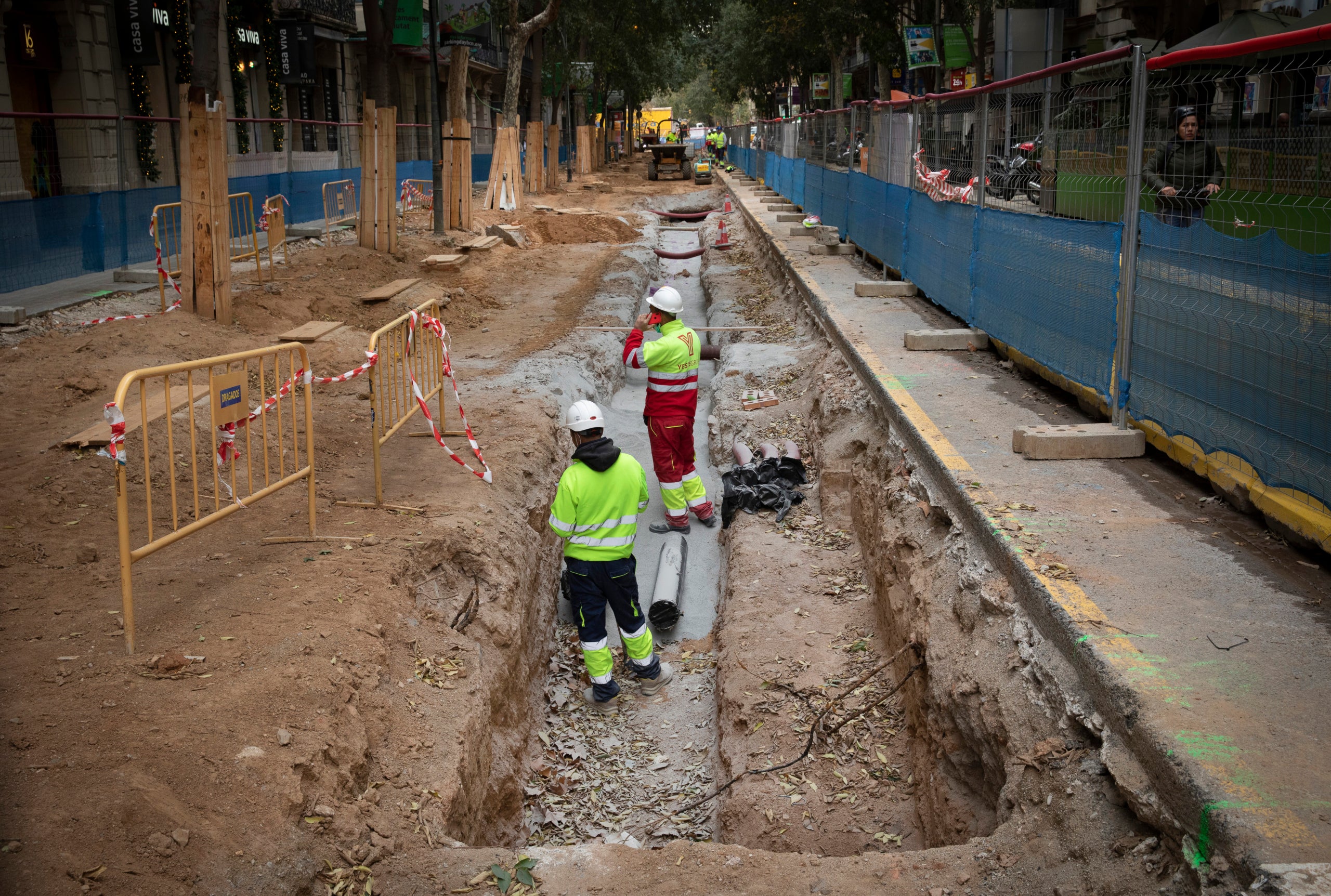 Obres al carrer del Consell de Cent cantonada Rambla Catalunya, per construir la Superilla 
