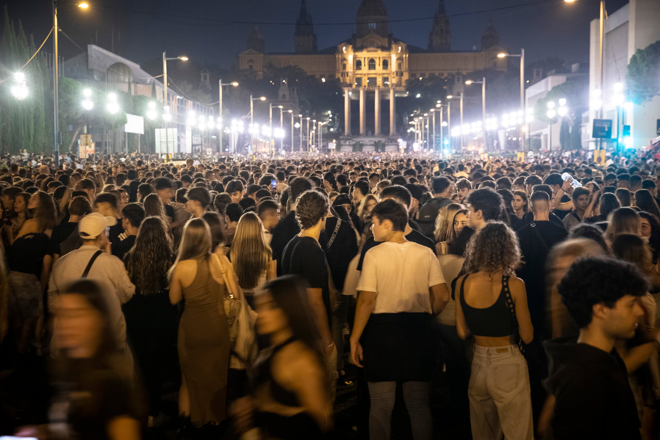 Botellot a la plaça d'Espanya, durant els festes de la Mercè de 2022