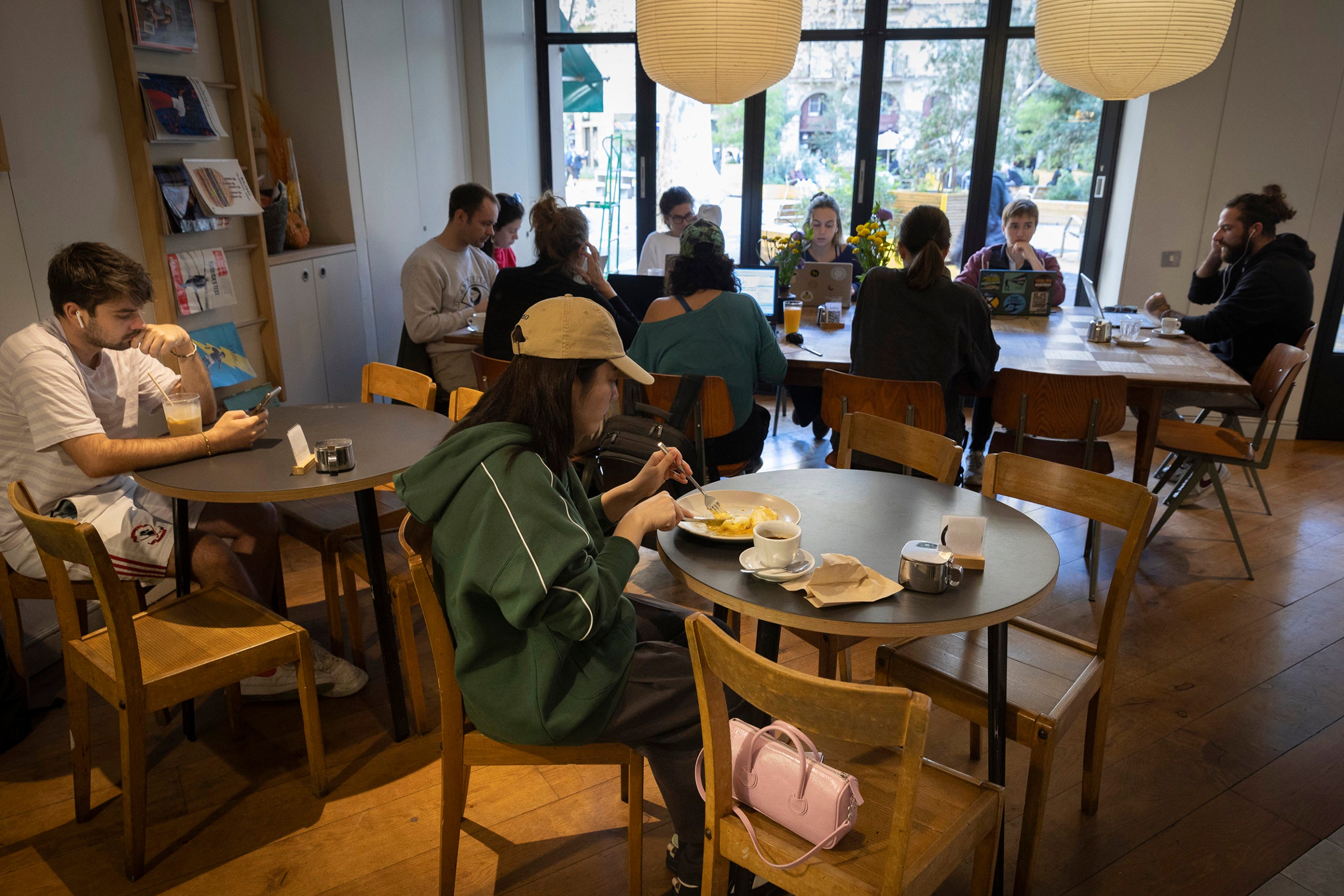 Clients en el Federal Cafè del carrer Parlament, al barri de Sant Antoni / Jordi Play