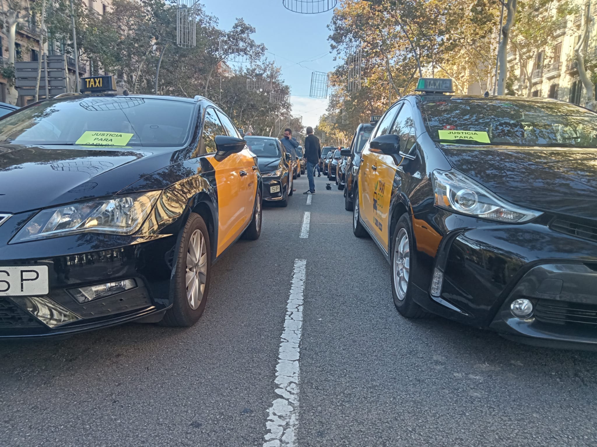 Un moment de la concentració dels taxistes al tram que es troba entre la Gran Via i el carrer de Bailèn / Alba Losada