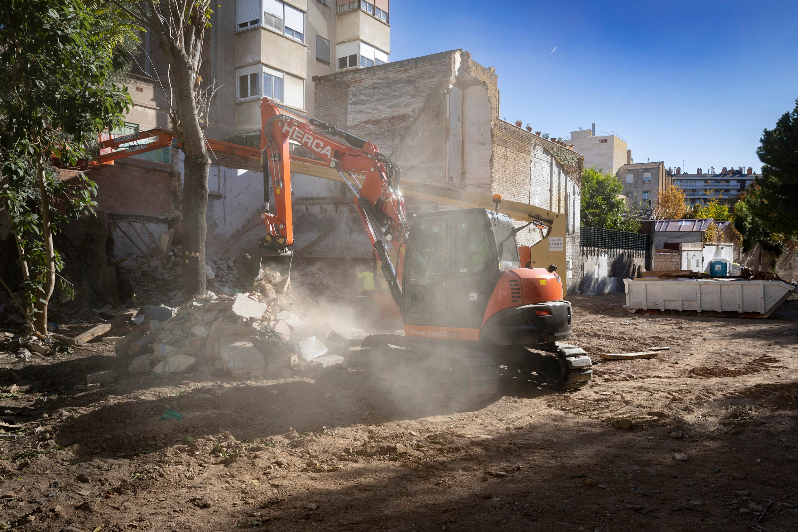 Operaris treballant en l'enderroc d'alguns dels darrers edificis supervivents de l'antic barri del Camp de la Creu / Jordi Play