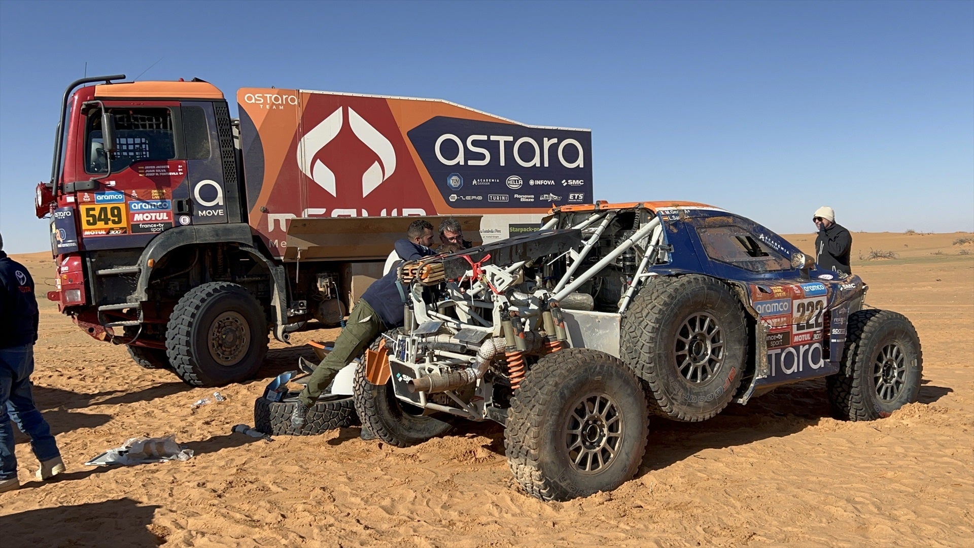 Imatge d'arxiu de dos vehicles competint al Dakar / Europa Press