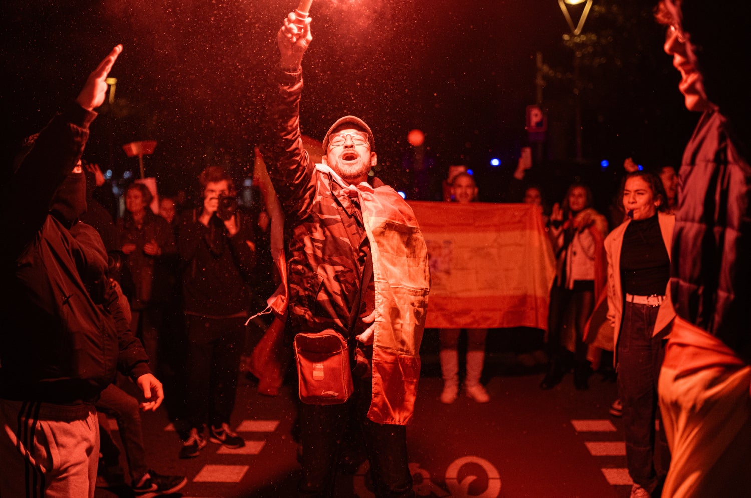 Un manifestante enciende una bengala de camino a la delegación del gobierno español | Lorena Sopena (EP)