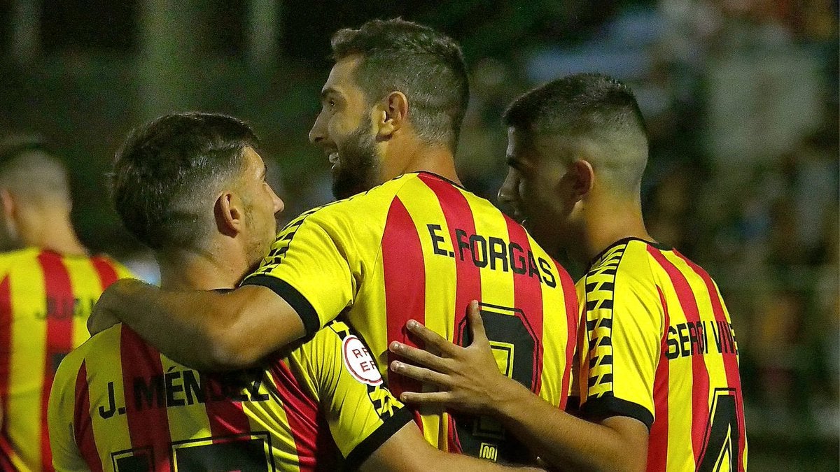 Los jugadores del Sant Andreu se abrazan | UE Sant Andreu