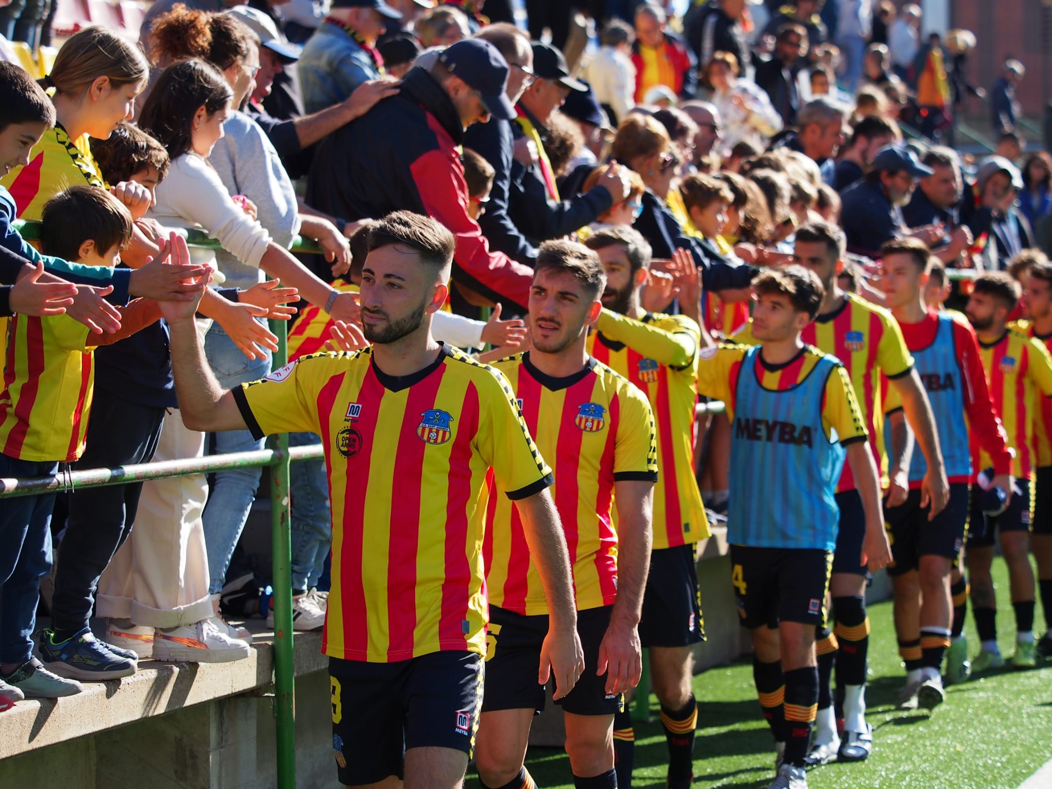 Els jugadors del Sant Andreu saluden els afacionats | Judit Andreu, UE Sant Andreu