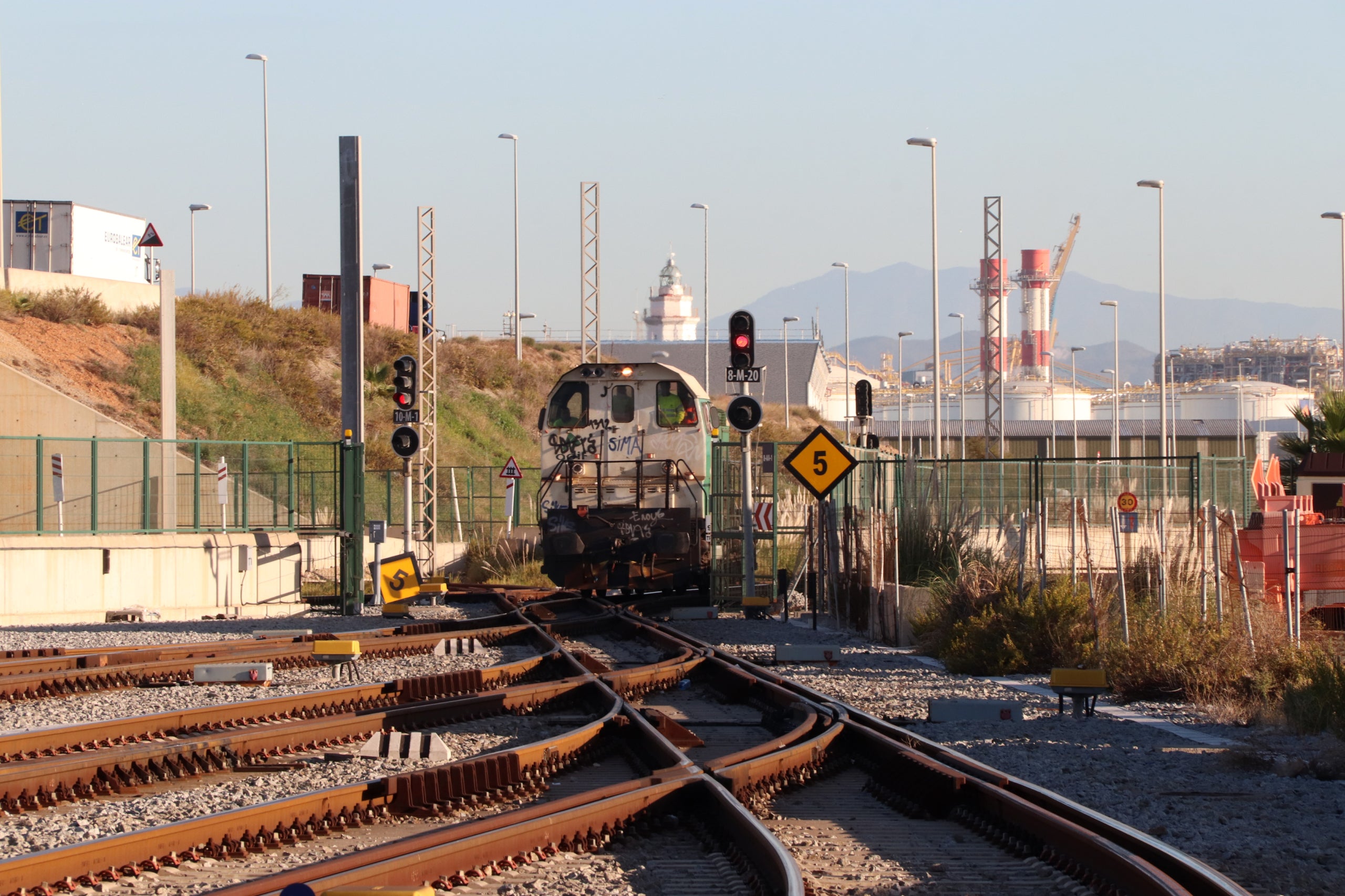 Imatge d'un tren de mercaderies sortint del Port de Barcelona | Maria Asmarat (ACN)