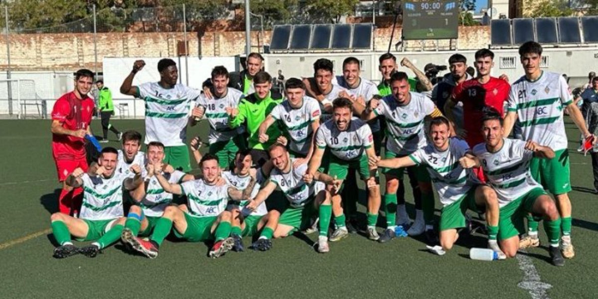 Los jugadores del Sants celebran su primera victoria | UE Sants