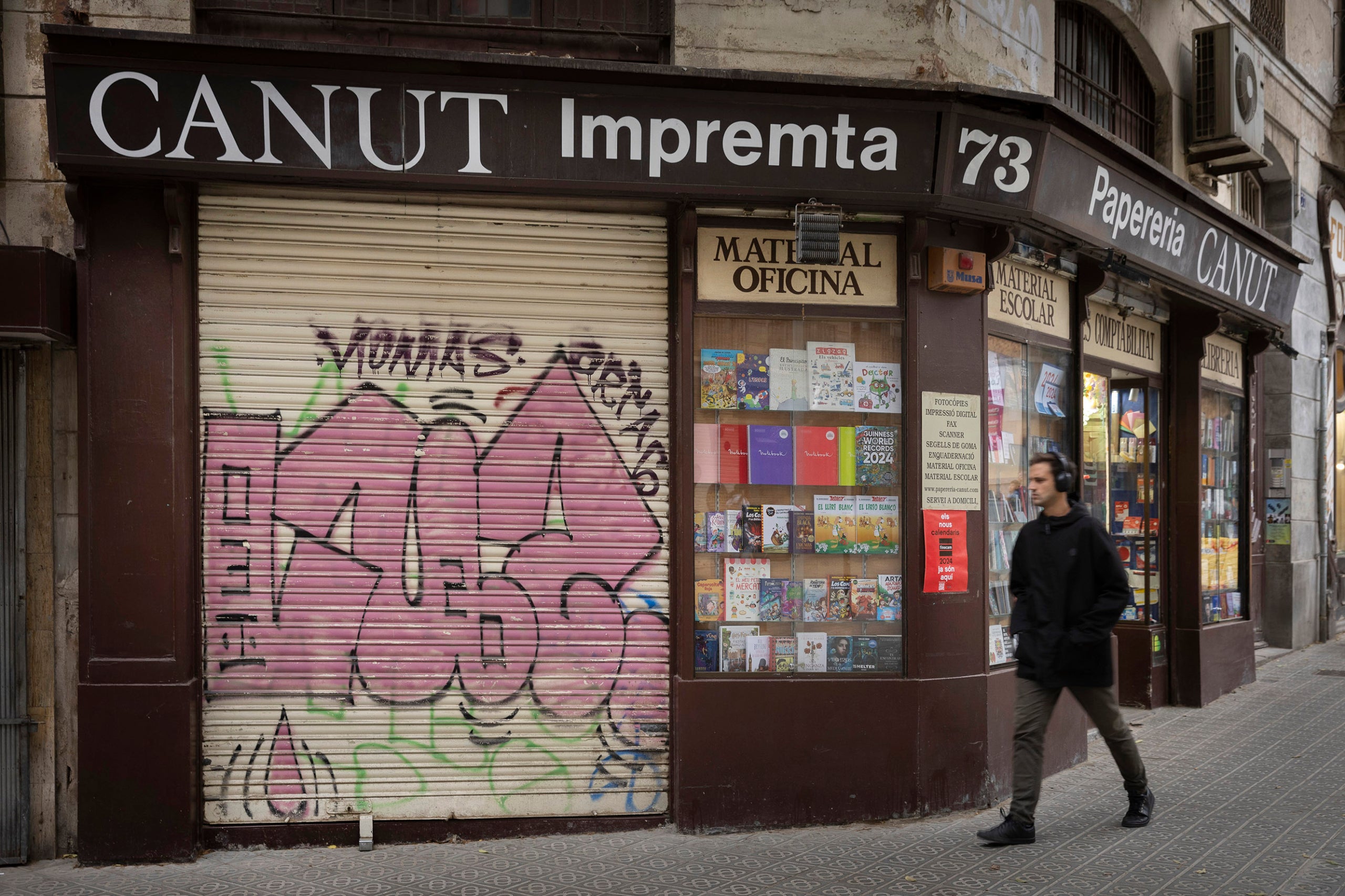02.11.2023, Barcelona
Quadrat d'Or. Grafitis a persianes de comerços que malmeten una campanya de Cor Eixample.

foto: Jordi Play