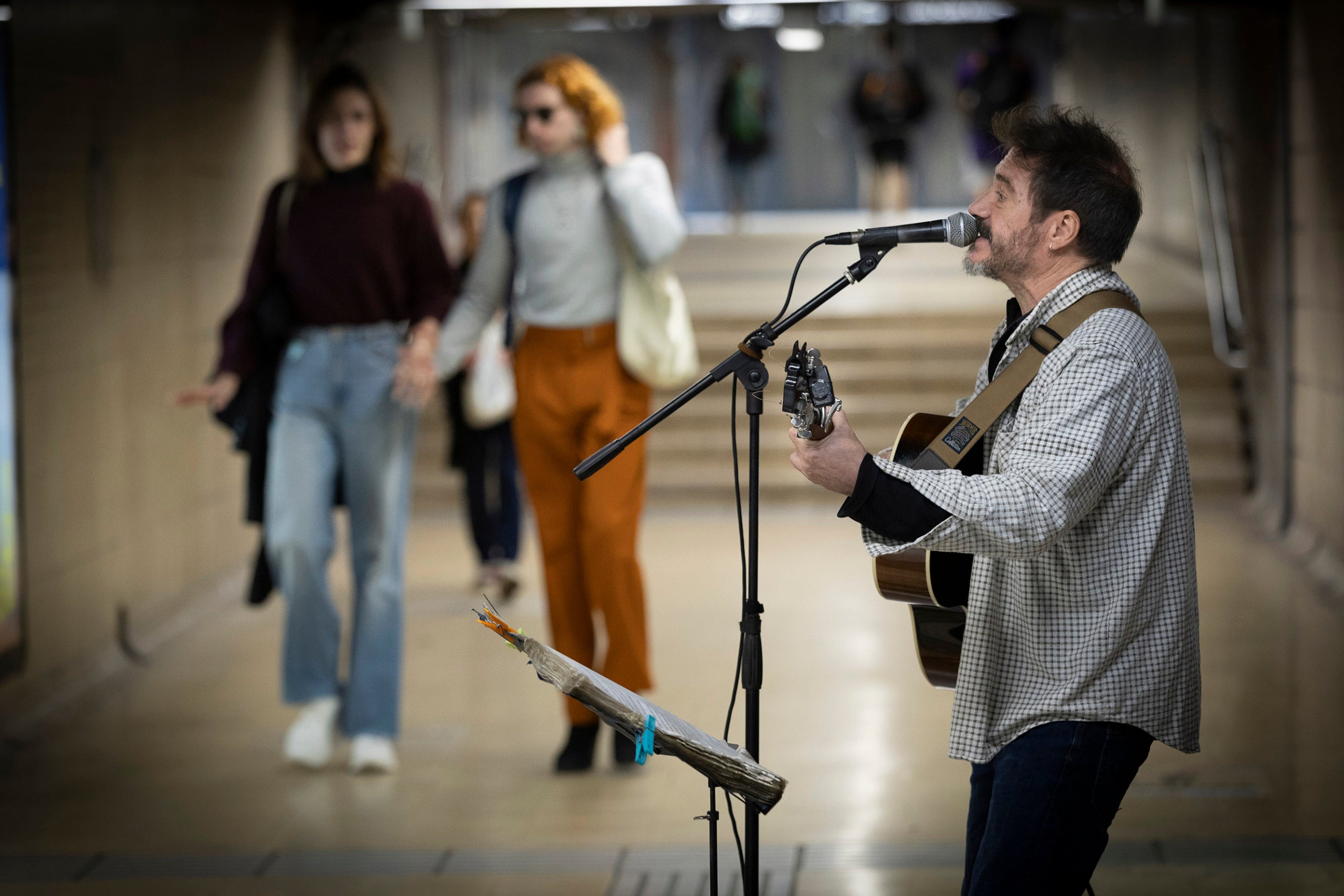 Jordi Jardí, músico. Hace 12 años que trabaja al Metro y canta todo el repertorio en catalán.