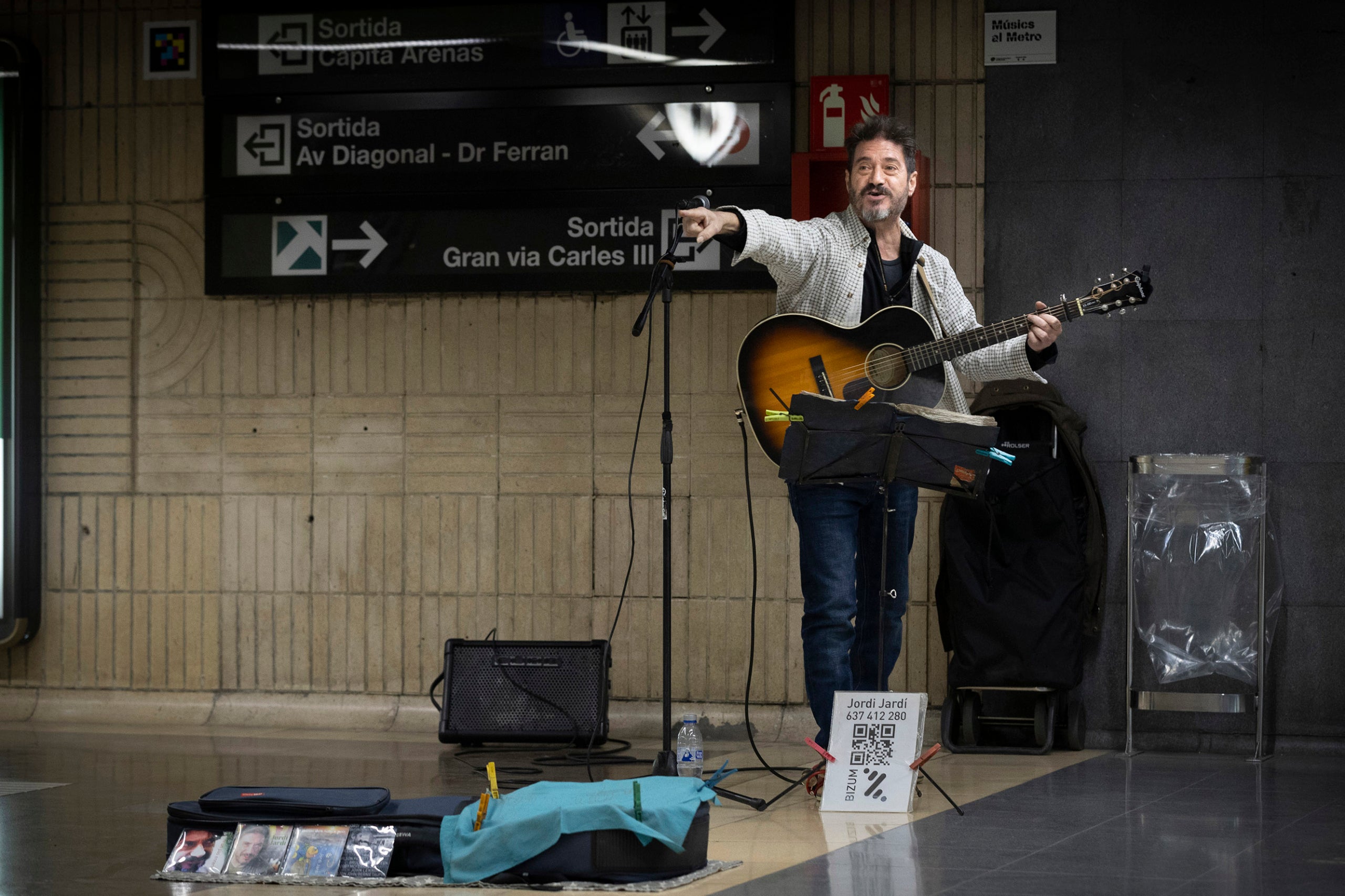 Jordi Jardí, músico. Hace 12 años que trabaja al Metro y canta todo el repertorio en catalán.