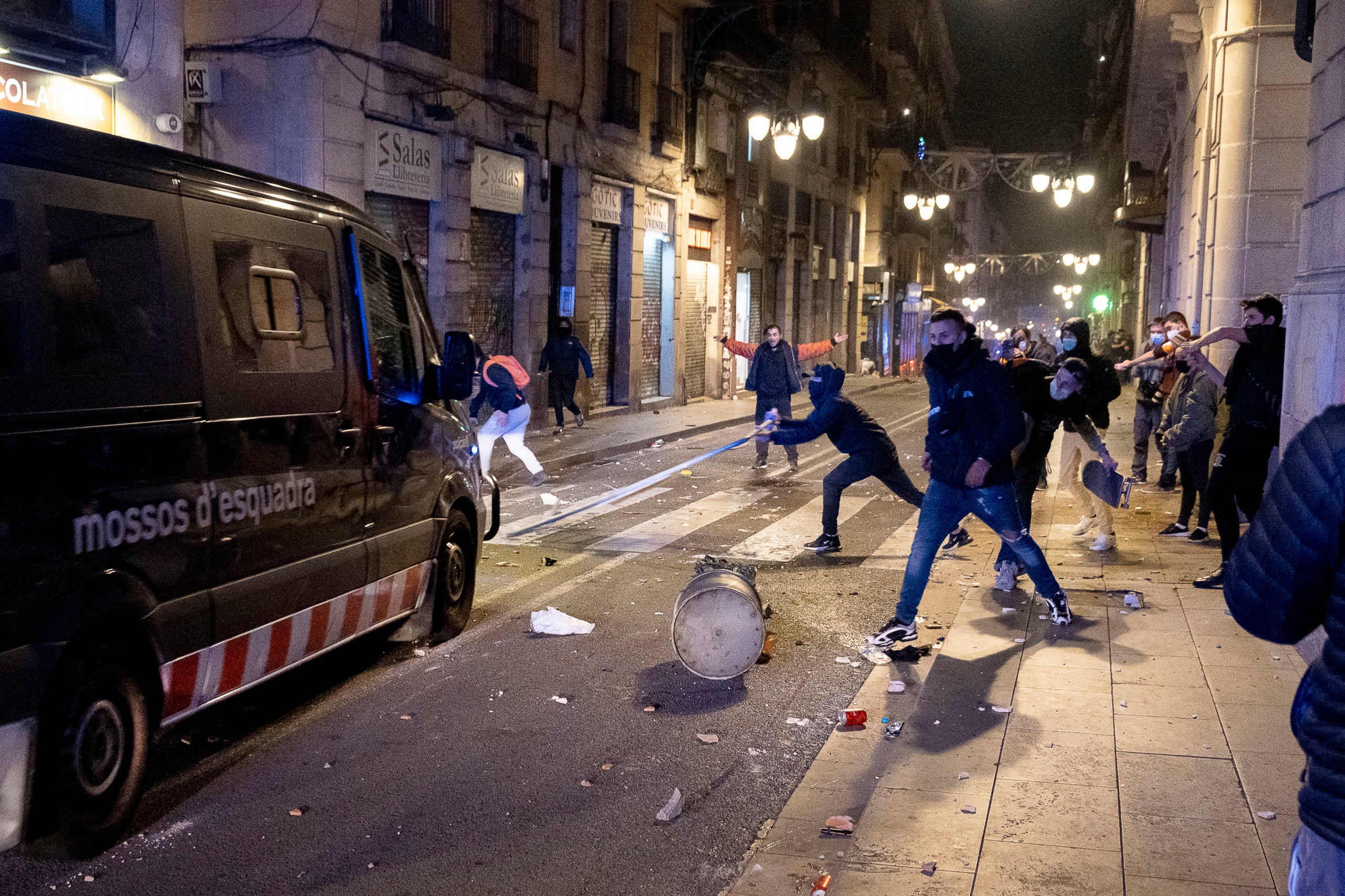 Manifestació contra les mesures restrictives antiCovid del Govern a la plaça Sant Jaume