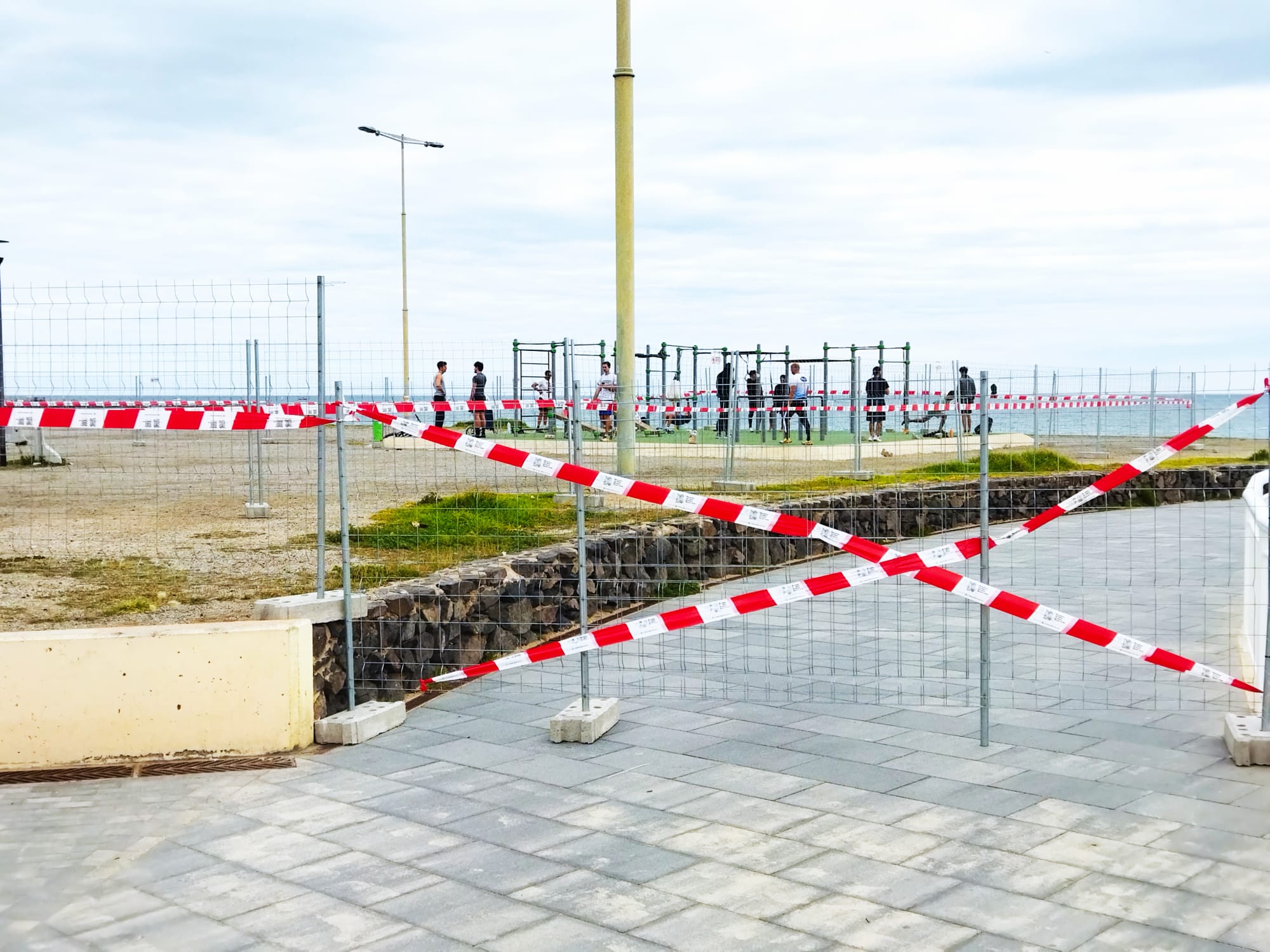 Tasques de reparació al mur esfondrat JORDI SUBIRANA