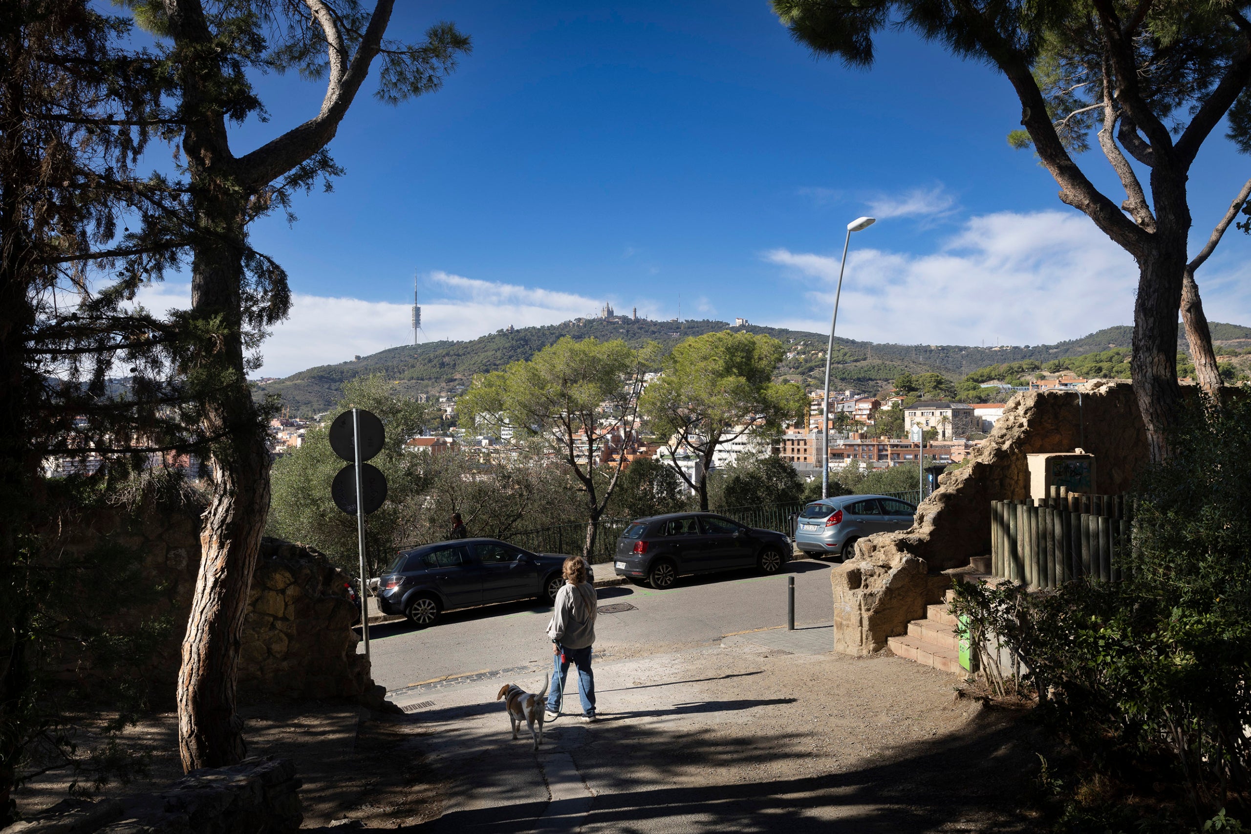 Les vistes a Collserola de l'accés al Park Güell per l'avinguda del Coll del Portell / Jordi Play