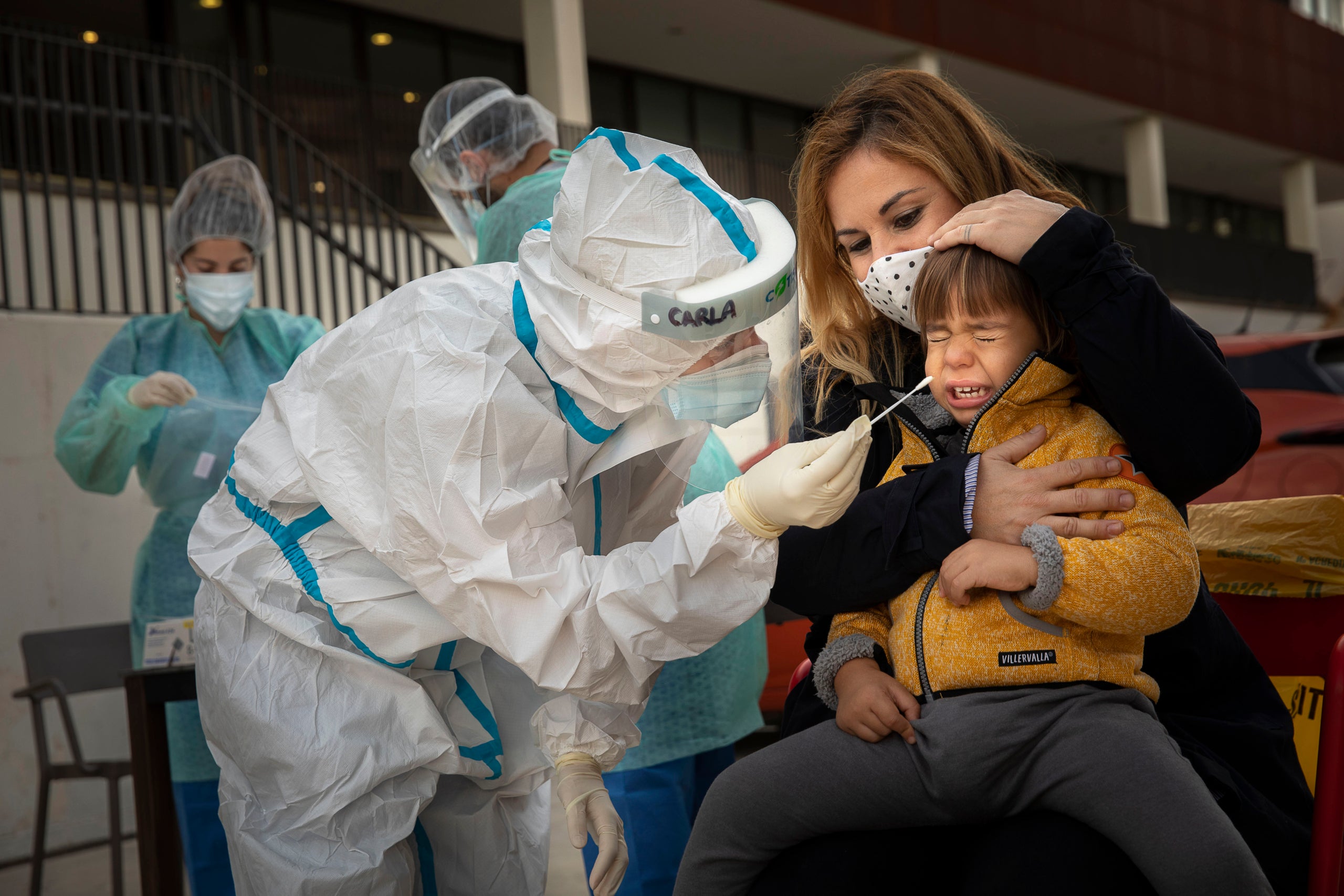 La Covid-19 també va arribar a les escoles. A l'escola Virolai, fent un test a un infant