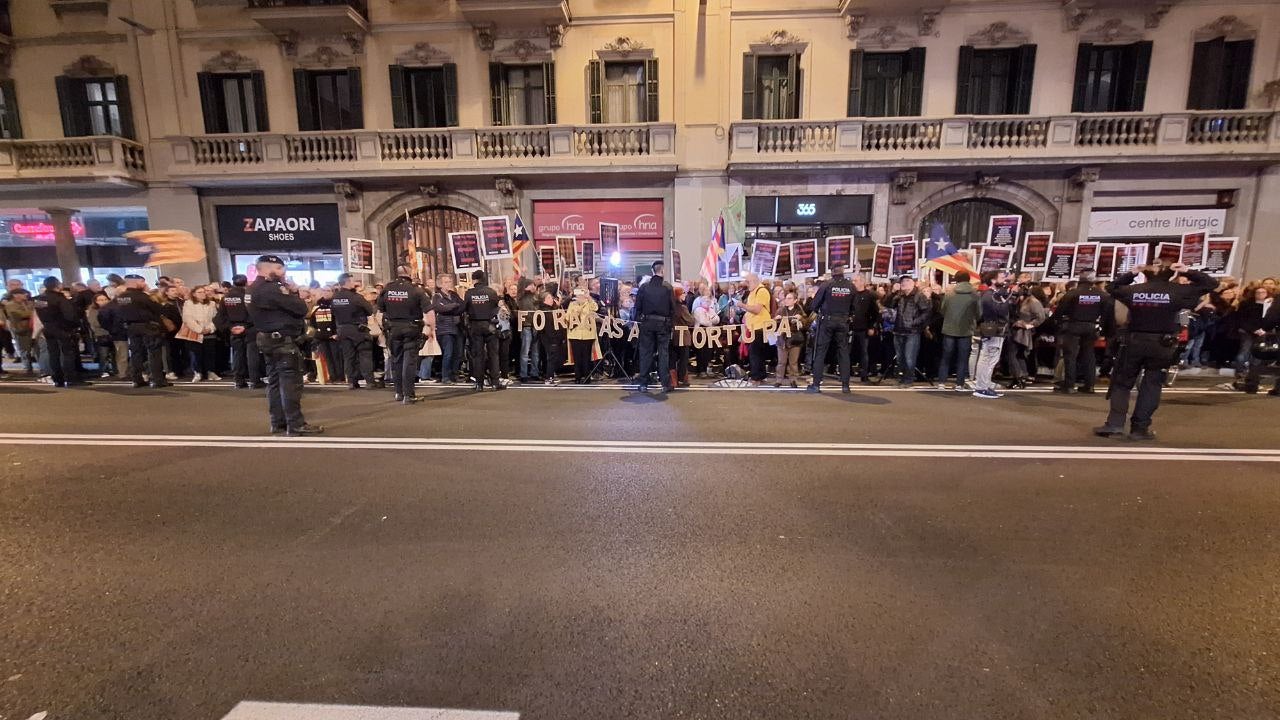 Imagen del frente que se concentra para exigir el cierre de la Jefatura de vía Laietana/EG